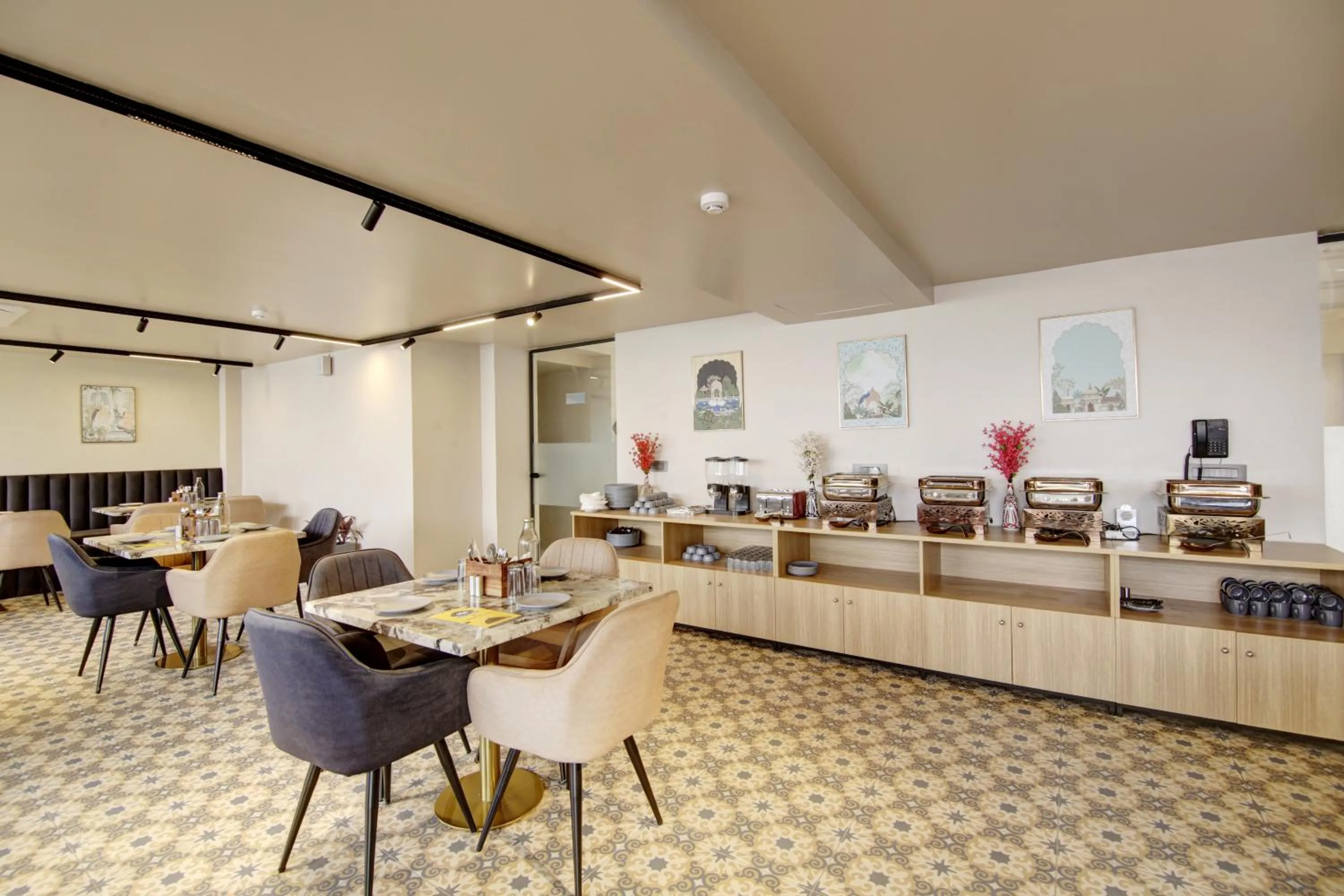 Restaurant/places to eat in Saltstayz Premier - Near Golf Course Road & Sector 57