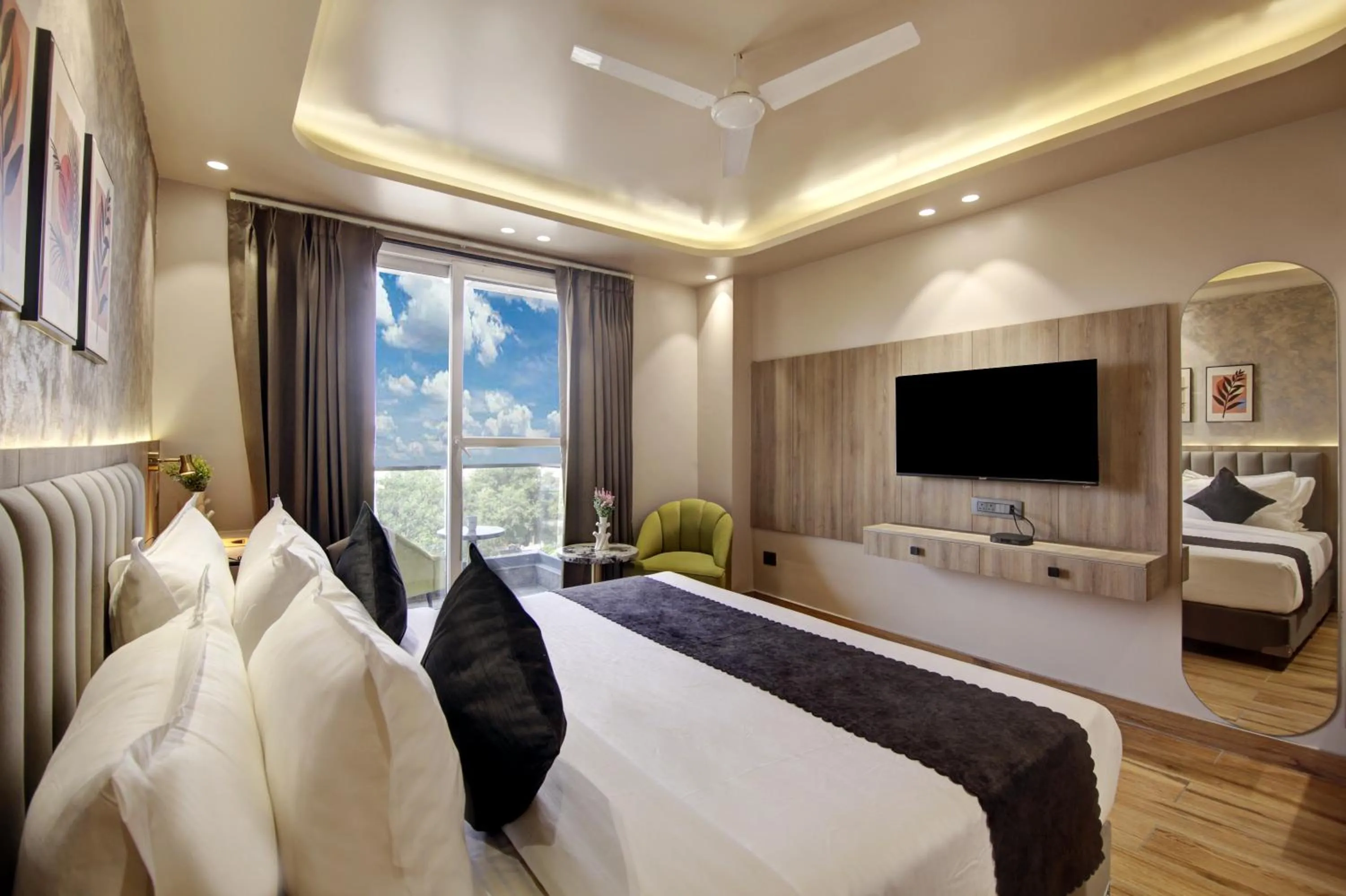 Communal lounge/ TV room, Bed in Saltstayz Premier - Near Golf Course Road & Sector 57