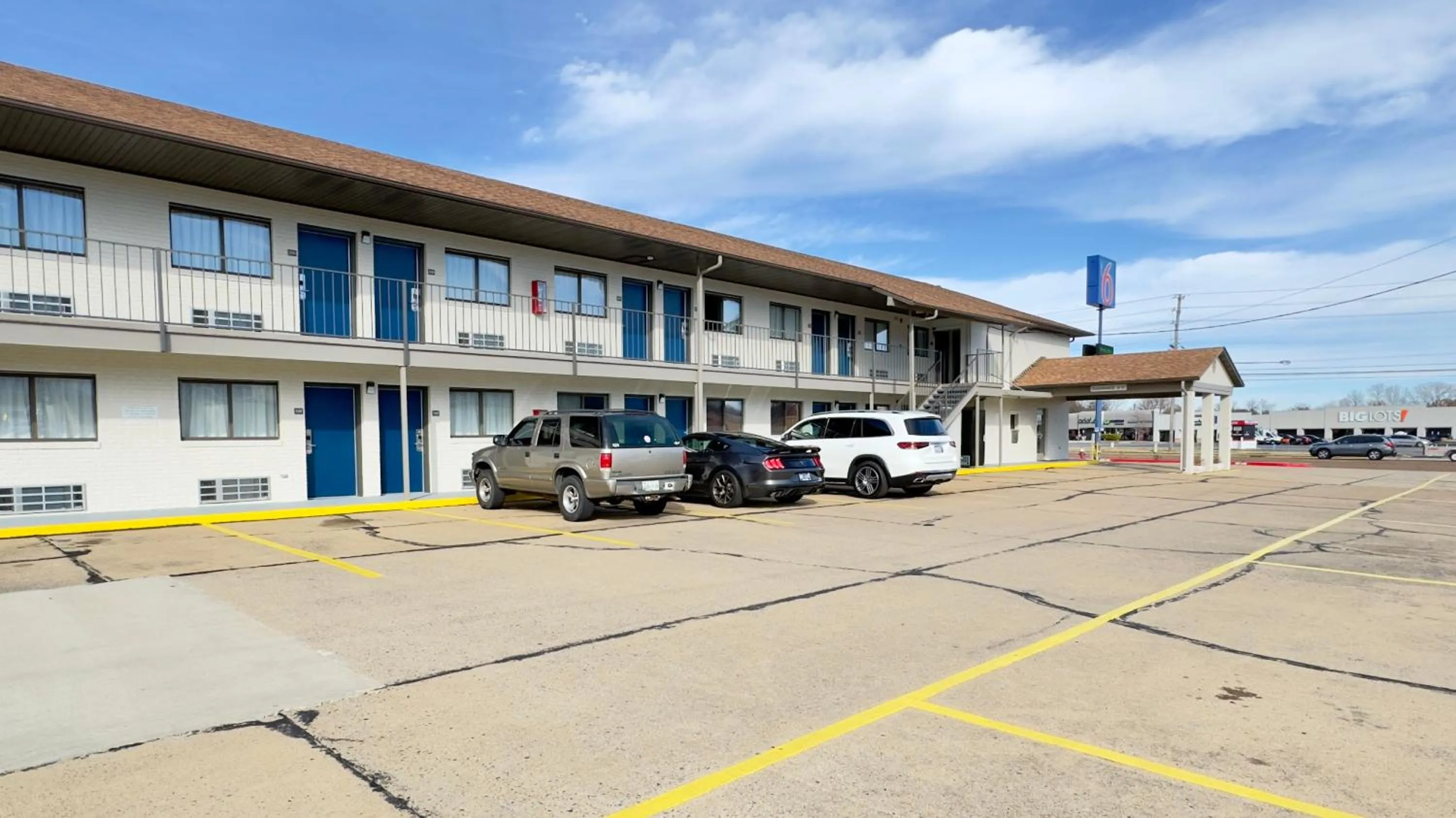 Property building in Motel 6-Dyersburg, TN