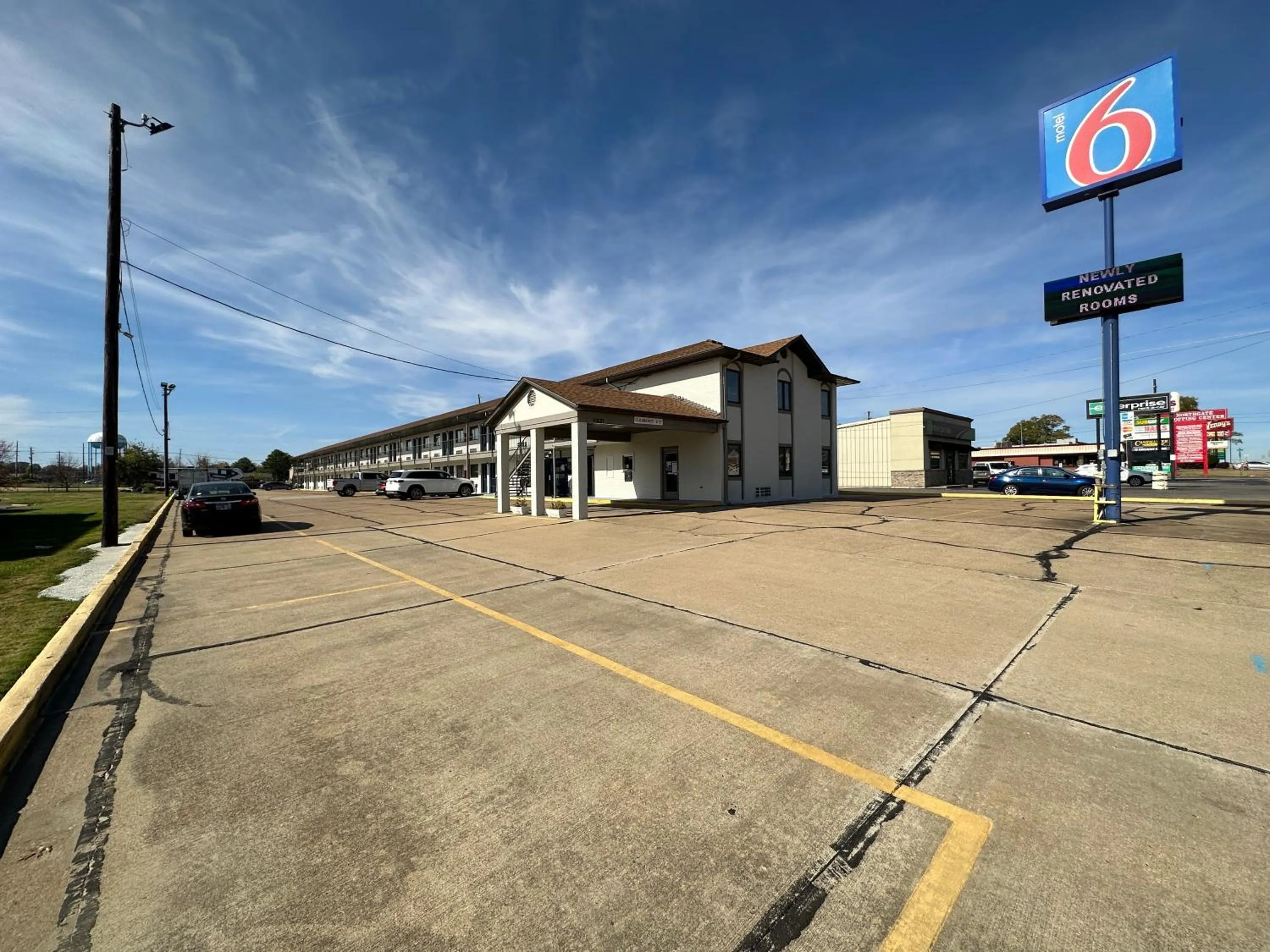 Property building in Motel 6-Dyersburg, TN