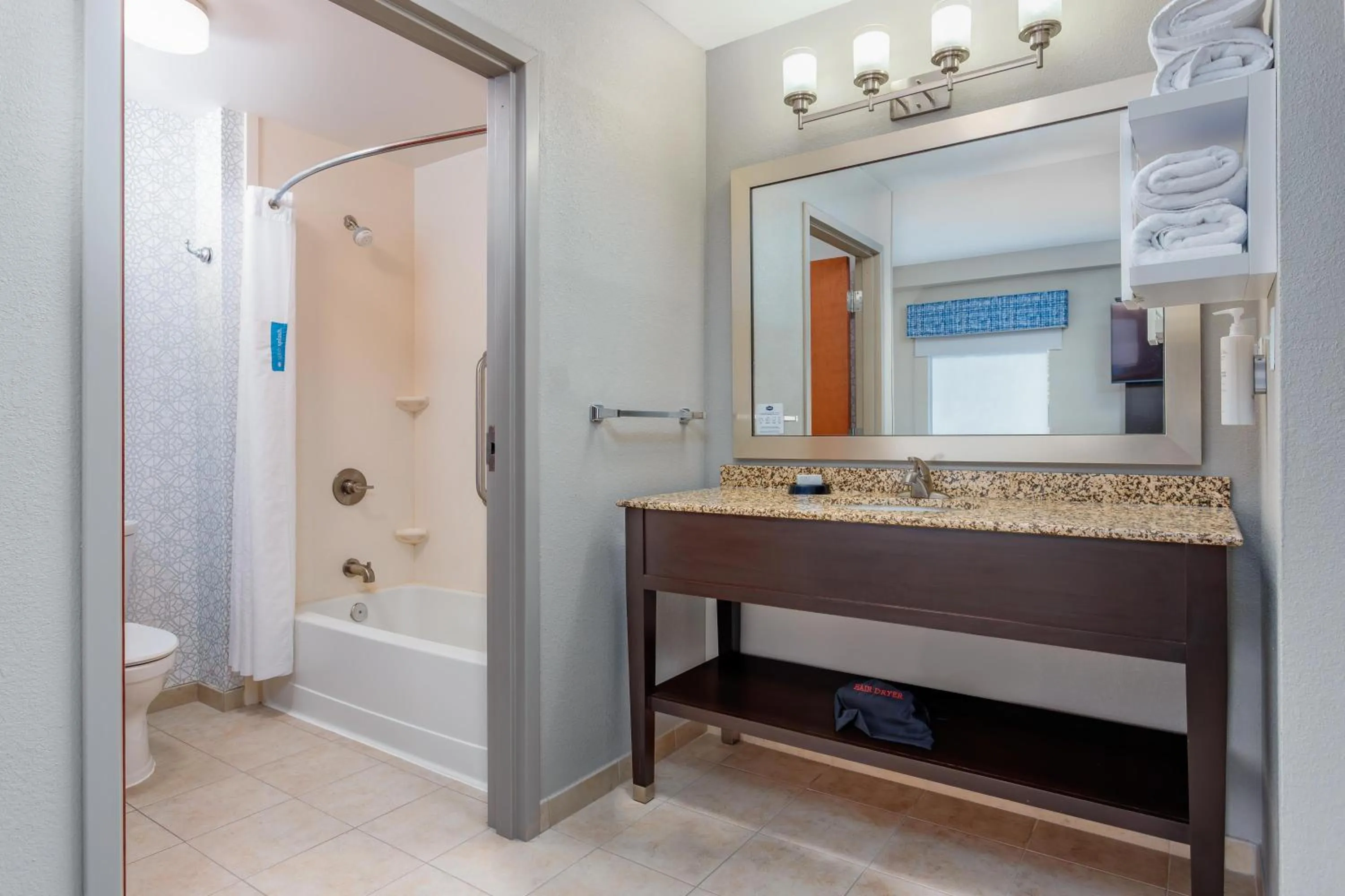 Bathroom in Hampton Inn and Suites Parkersburg Downtown