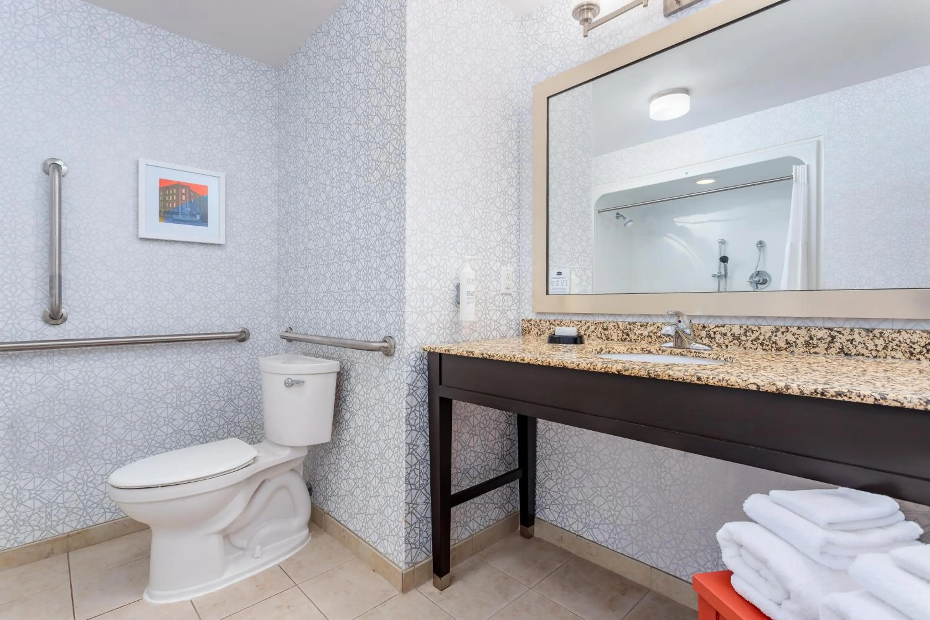 Bathroom in Hampton Inn and Suites Parkersburg Downtown