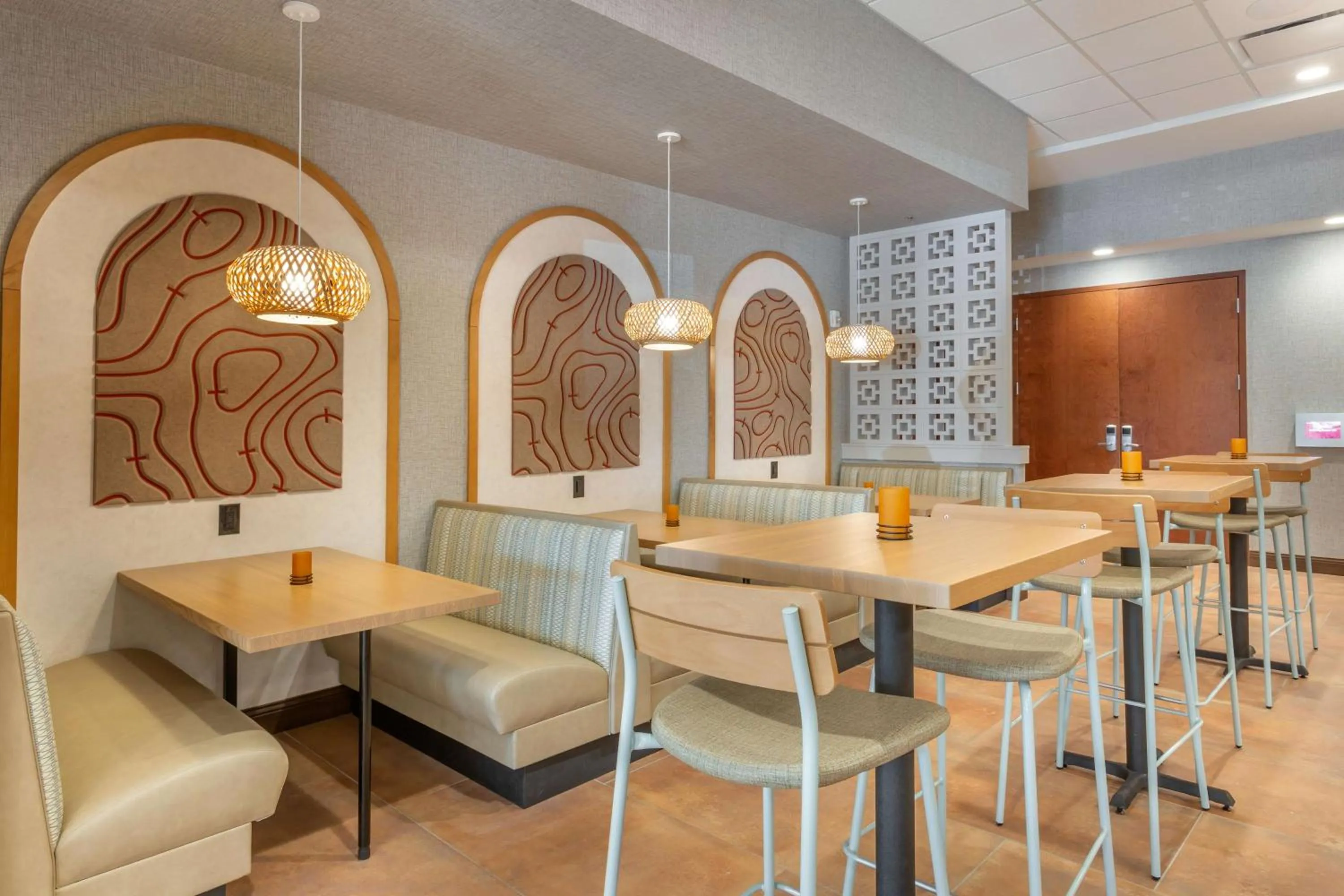 Lounge or bar in Drury Plaza Hotel Phoenix Tempe