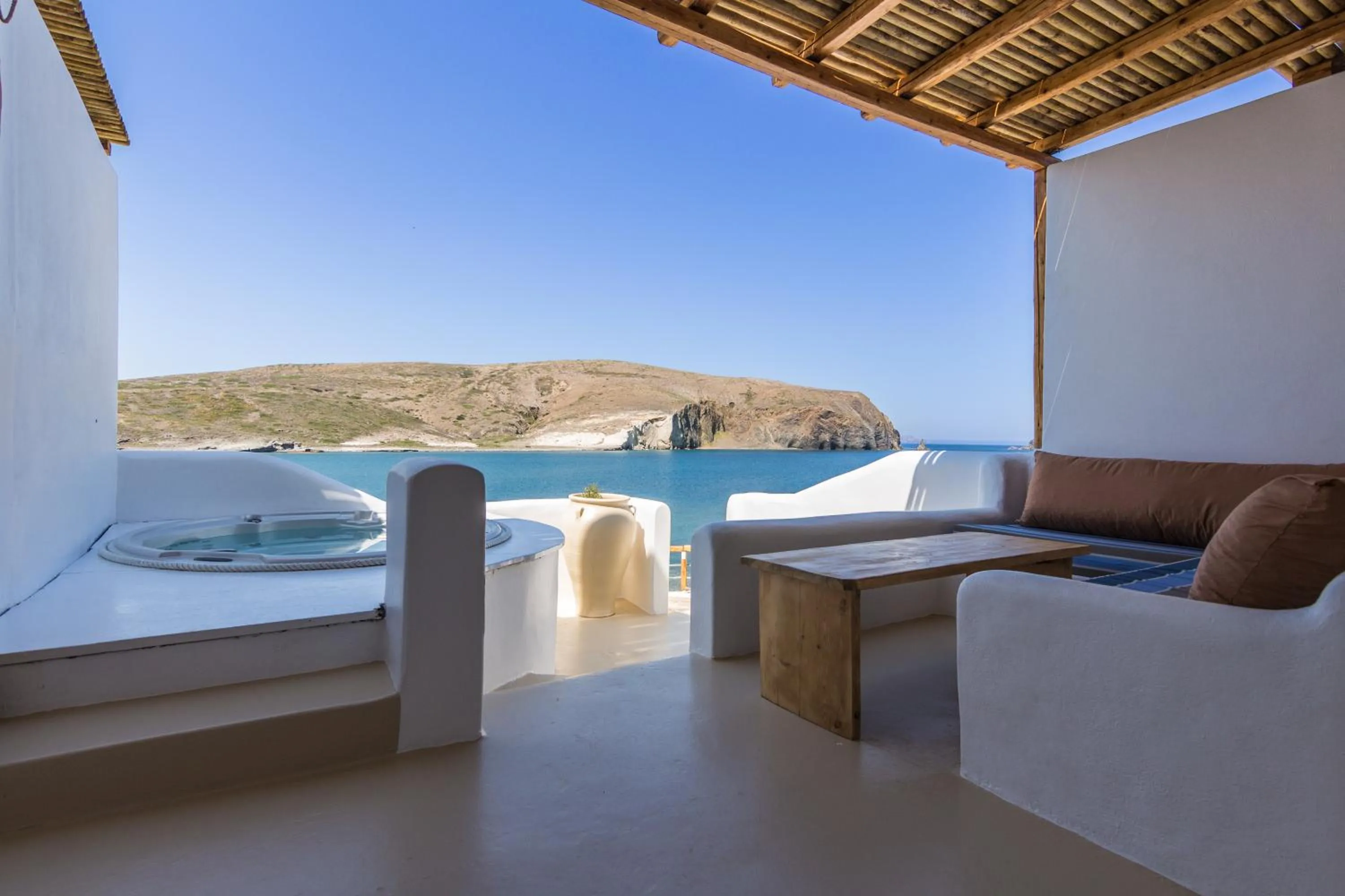 Provatas Suite with sea view & outdoor Jacuzzi in Salt Suites Milos