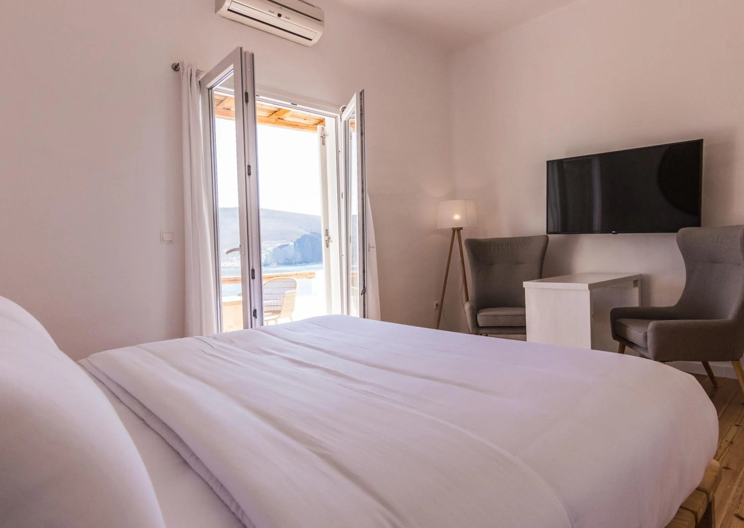 Mandrakia Premium suite sea view in Salt Suites Milos