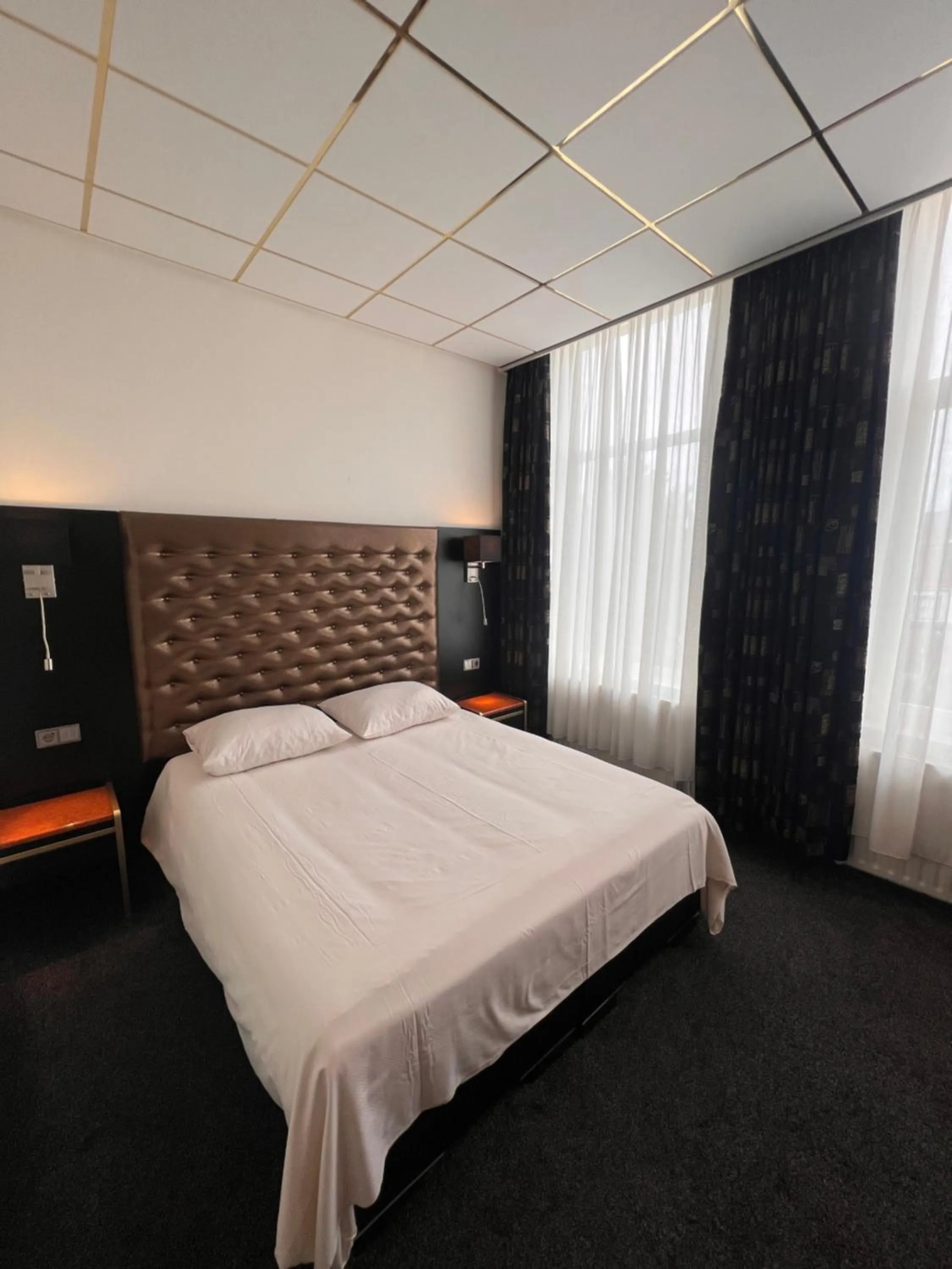 Bed in Hotel Le Beau Rivage