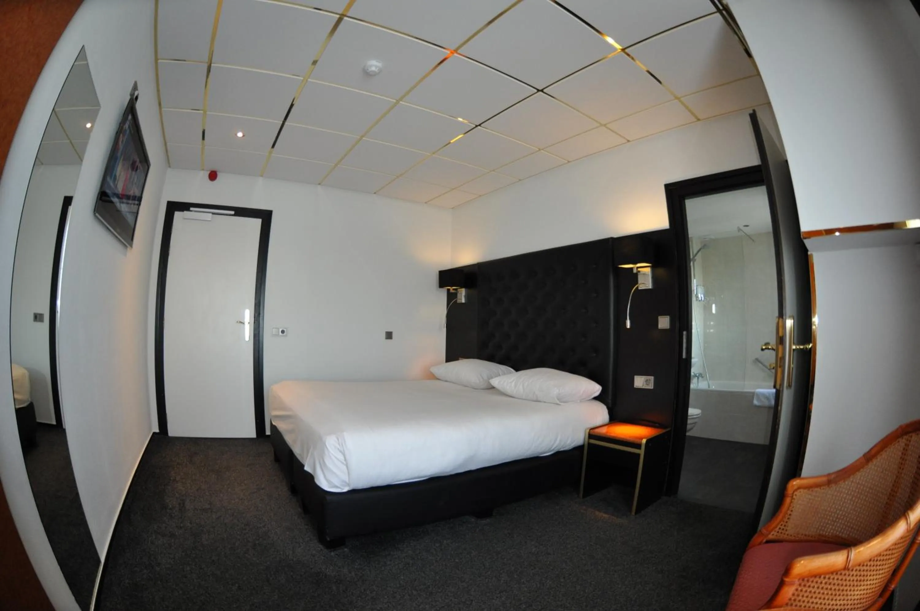 Bed in Hotel Le Beau Rivage