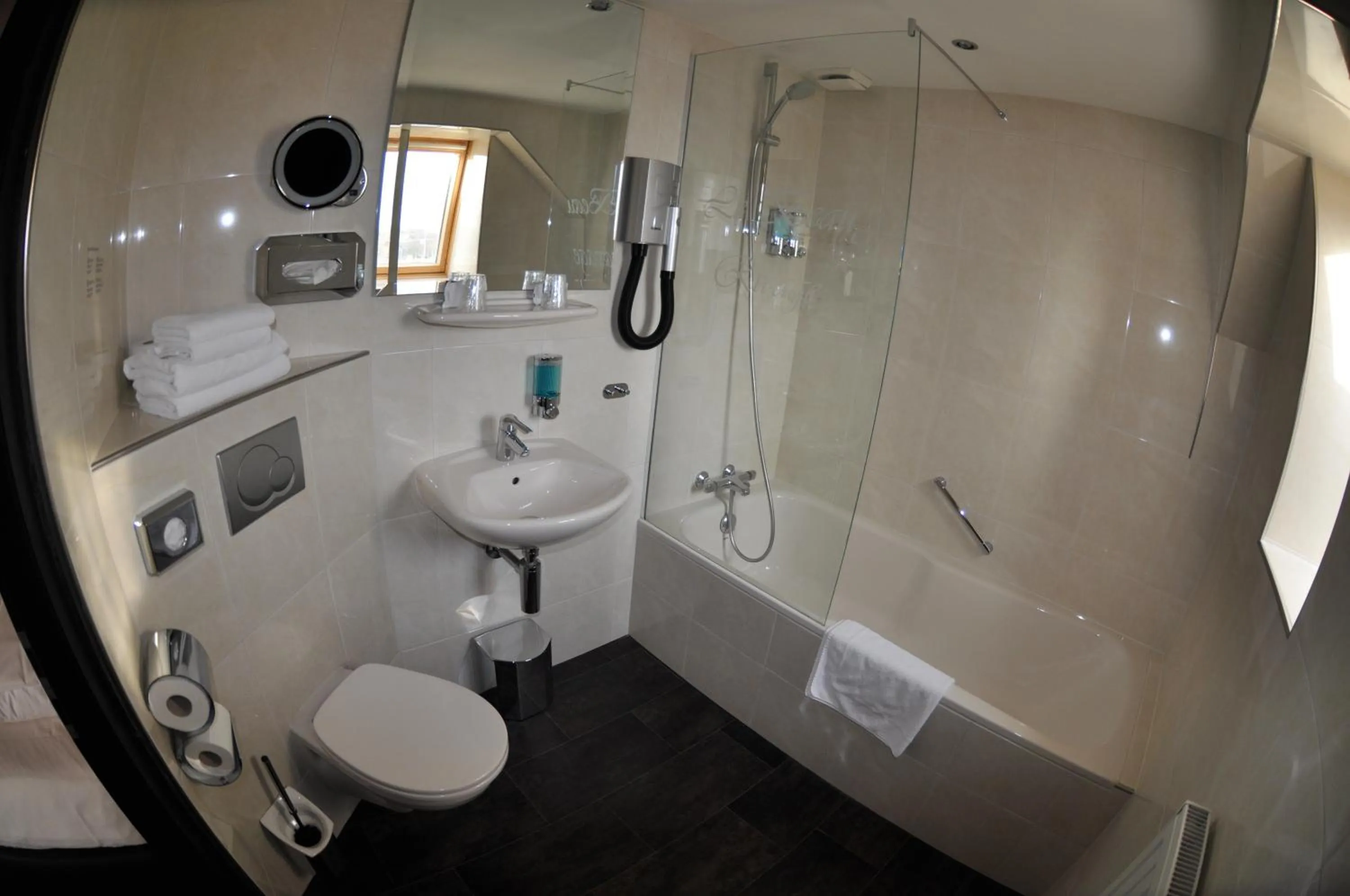 Shower in Hotel Le Beau Rivage