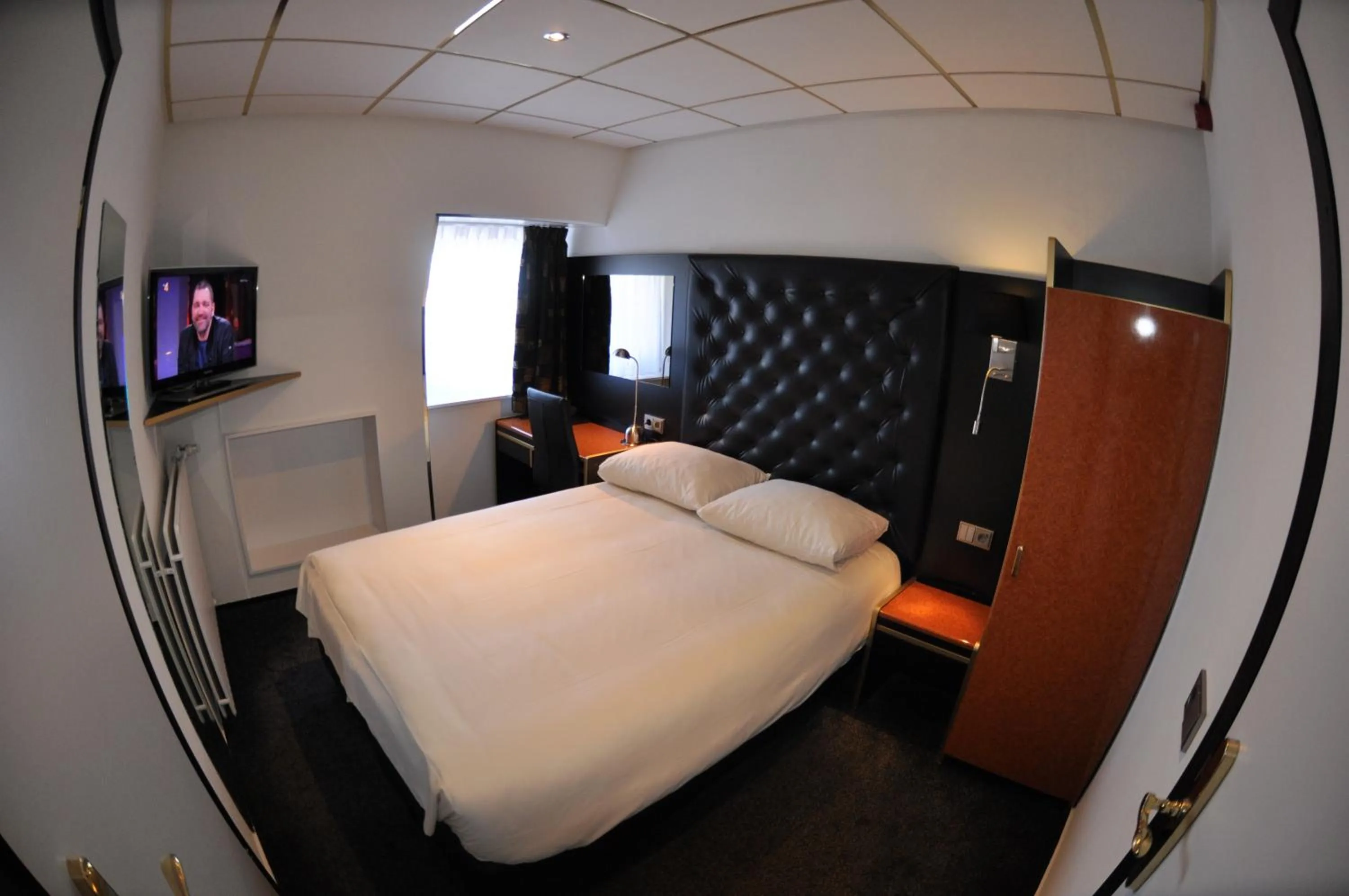 Bed in Hotel Le Beau Rivage