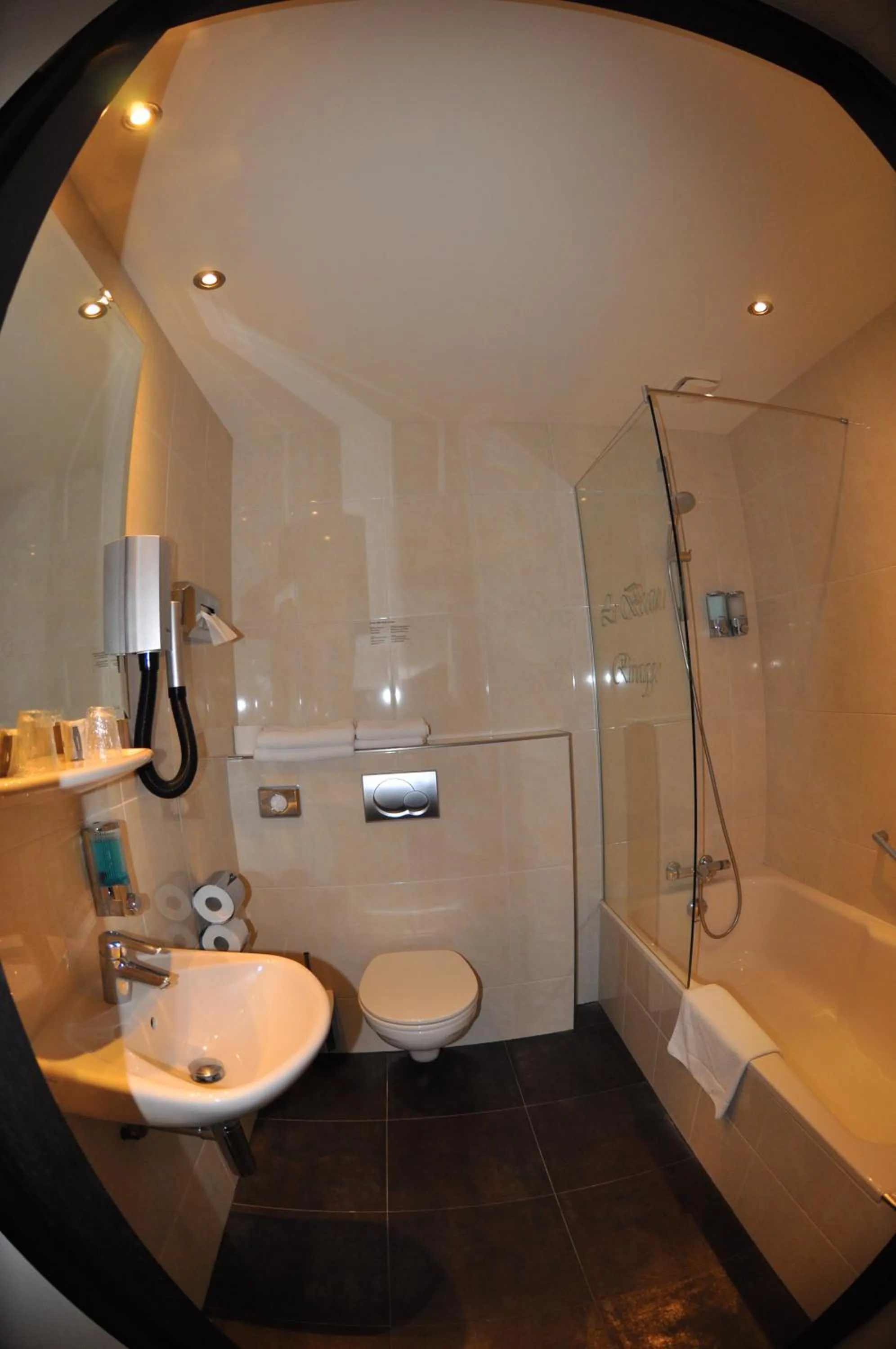 Shower in Hotel Le Beau Rivage