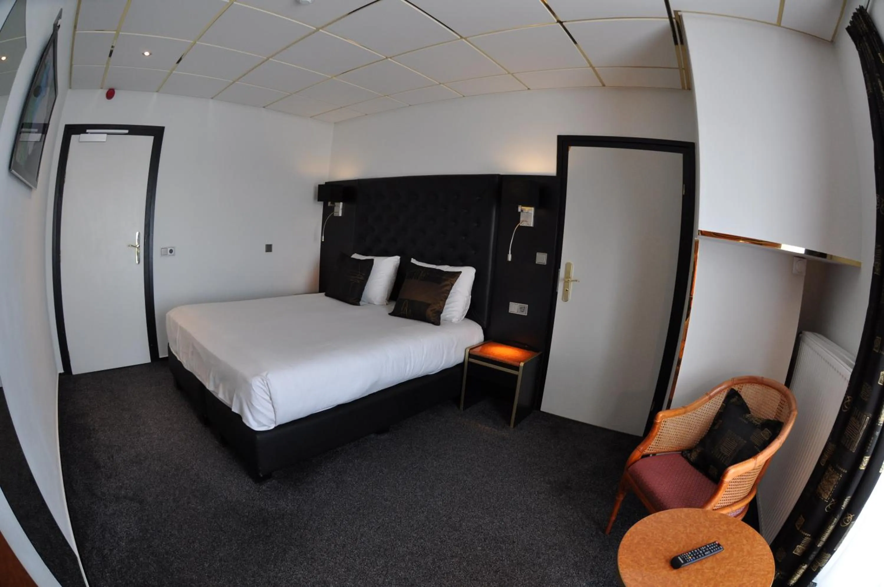 Bed in Hotel Le Beau Rivage