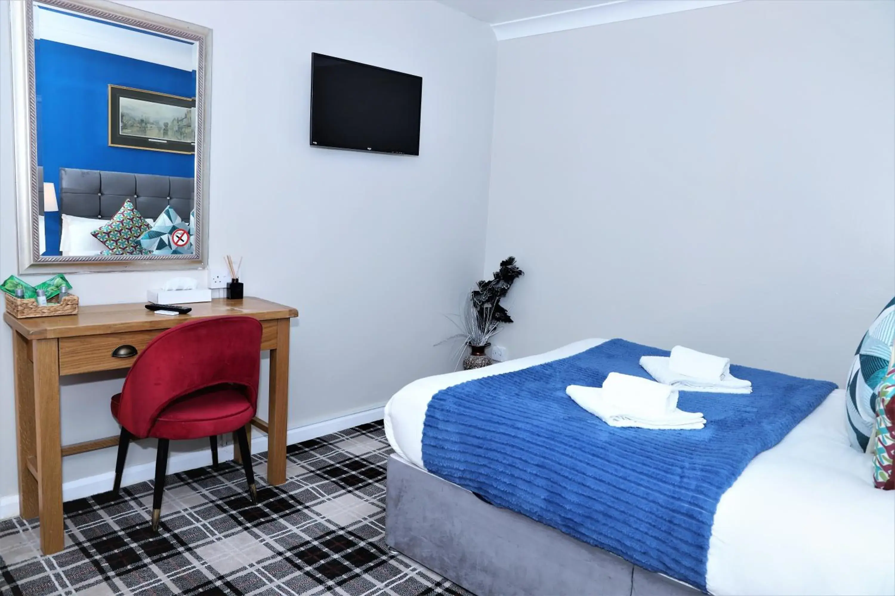 Deluxe Double Room with Bath in 4 Sisters Inn Deluxe Double Room with Bath in 4 Sisters Inn