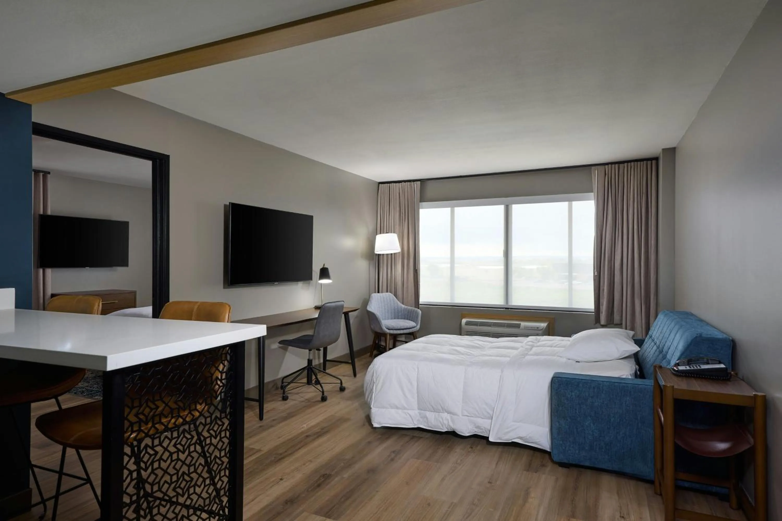 Bedroom, Bed in Four Points by Sheraton Englewood Centennial Airport