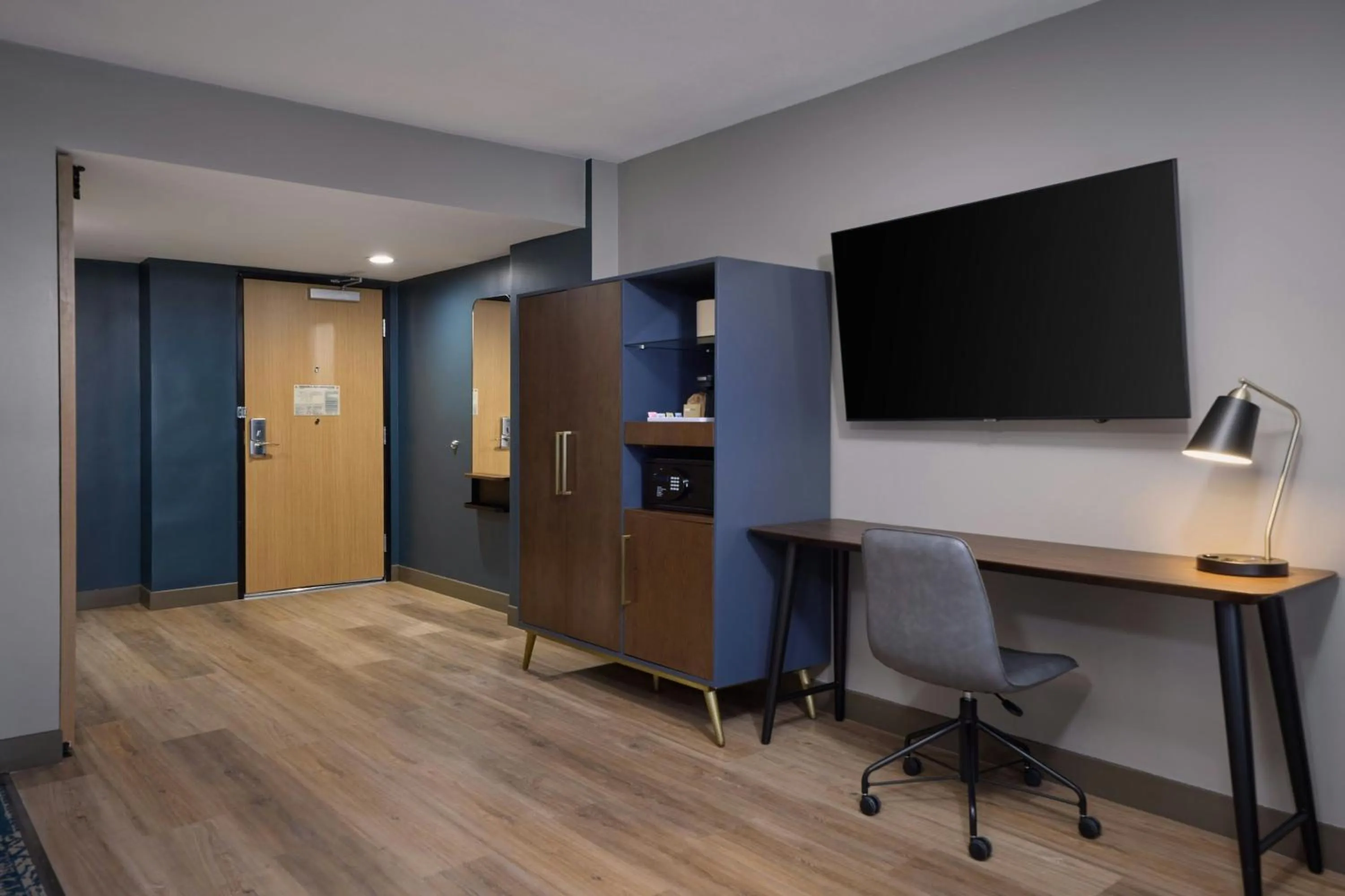 Living room in Four Points by Sheraton Englewood Centennial Airport