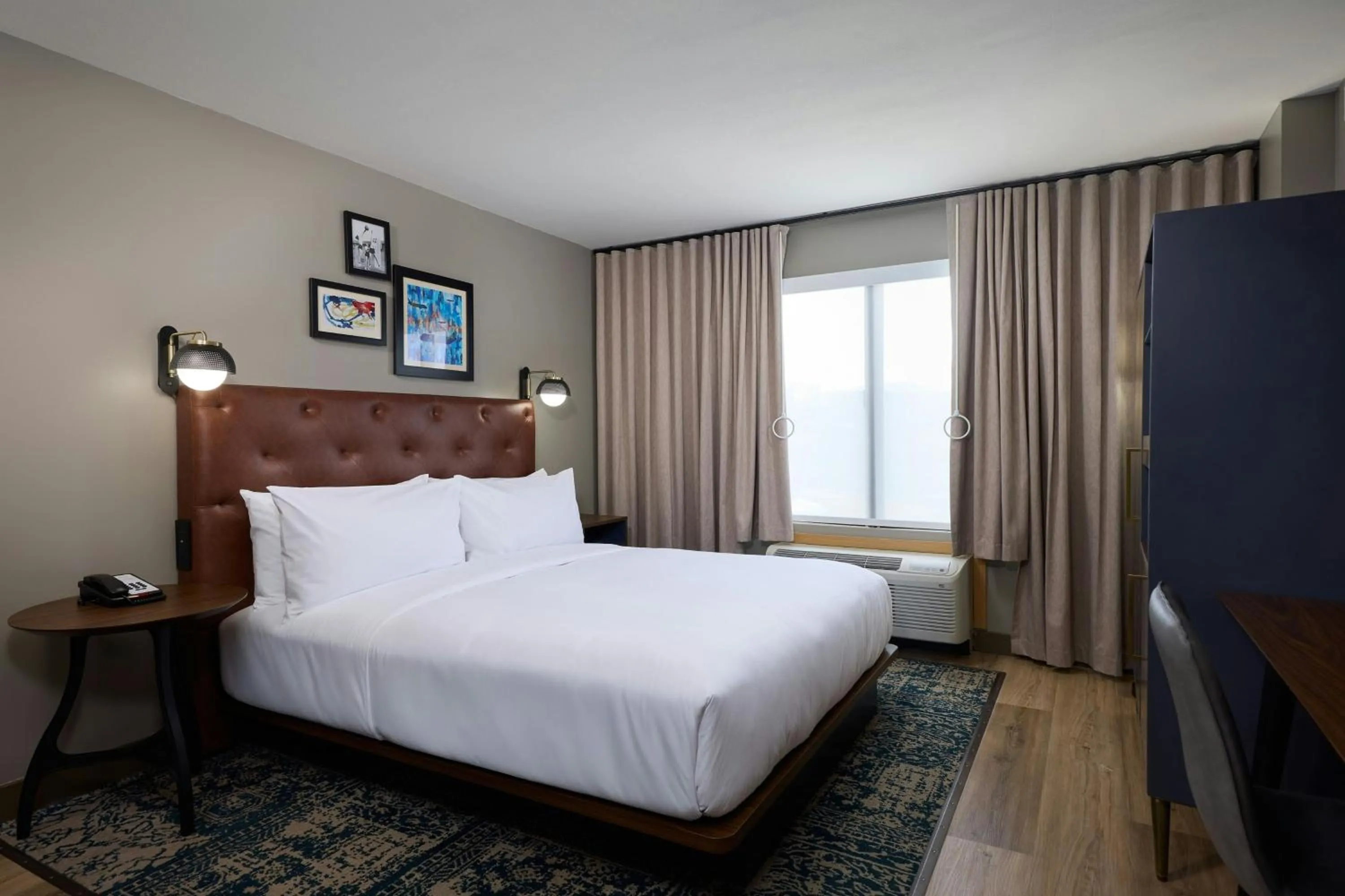 Photo of the whole room, Bed in Four Points by Sheraton Englewood Centennial Airport