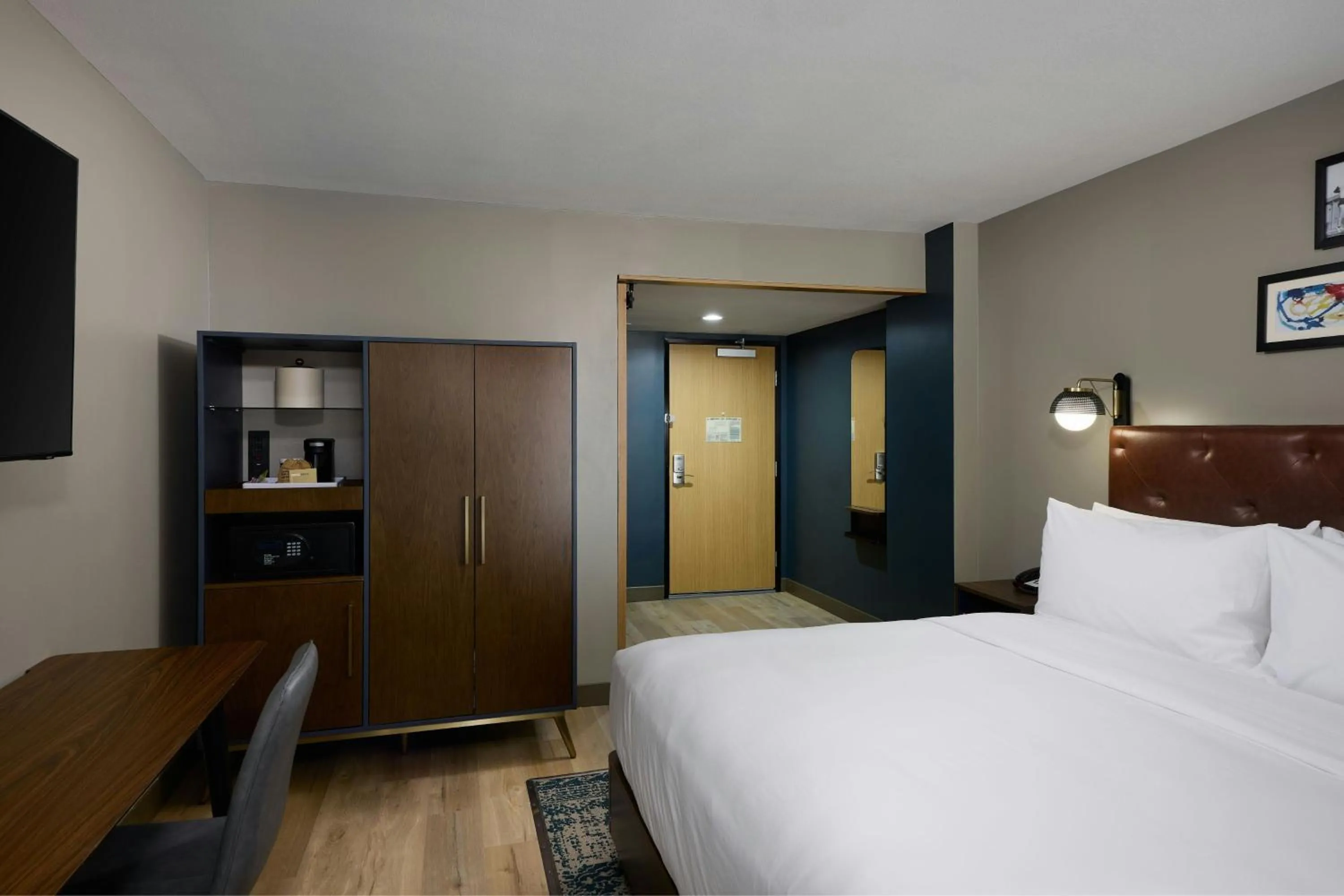Photo of the whole room, Bed in Four Points by Sheraton Englewood Centennial Airport