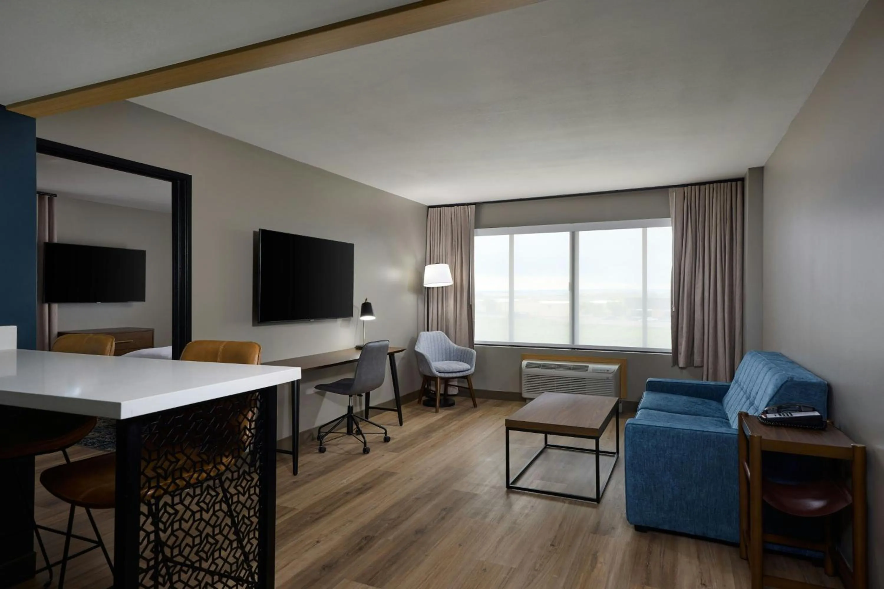 Living room in Four Points by Sheraton Englewood Centennial Airport