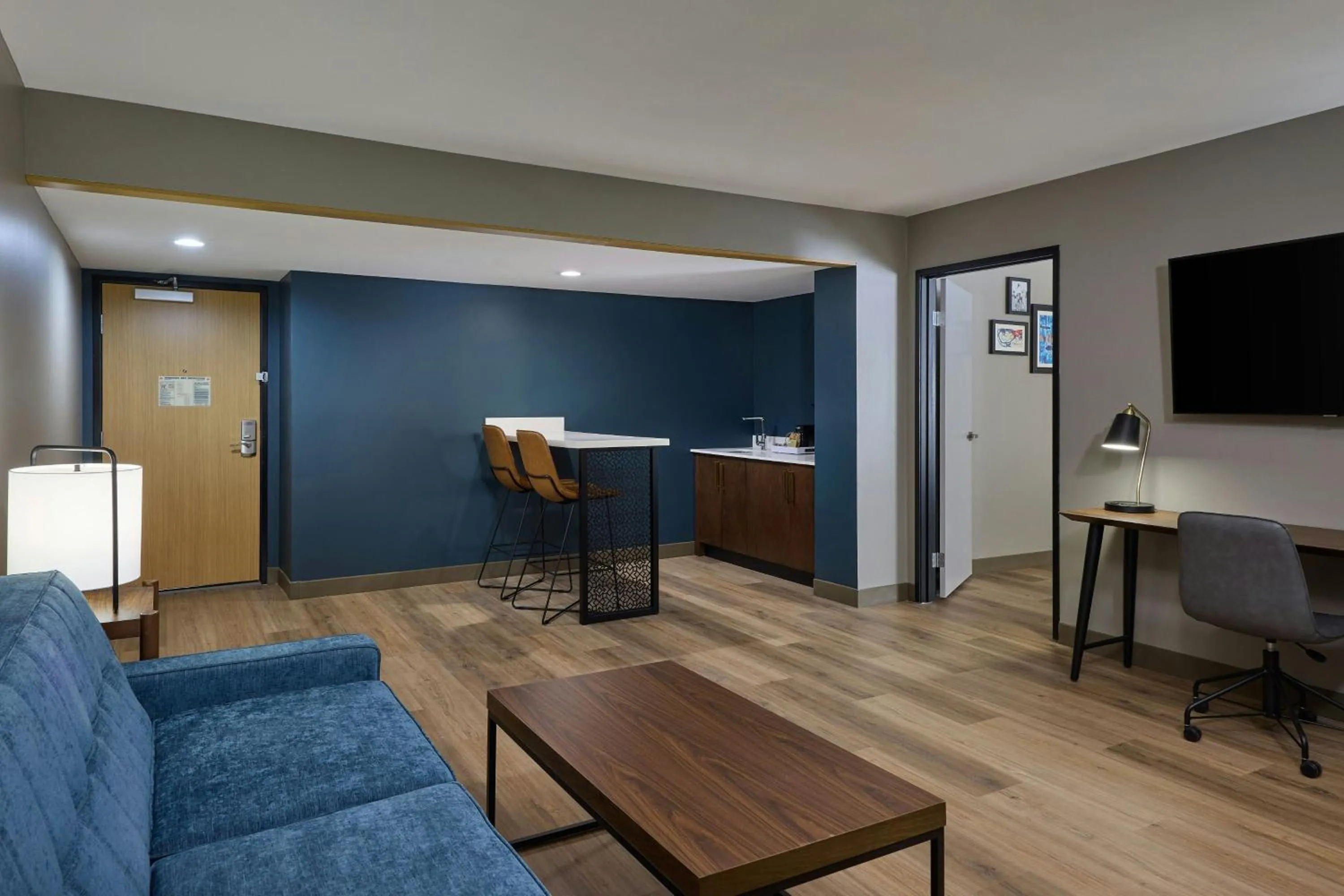 Living room in Four Points by Sheraton Englewood Centennial Airport