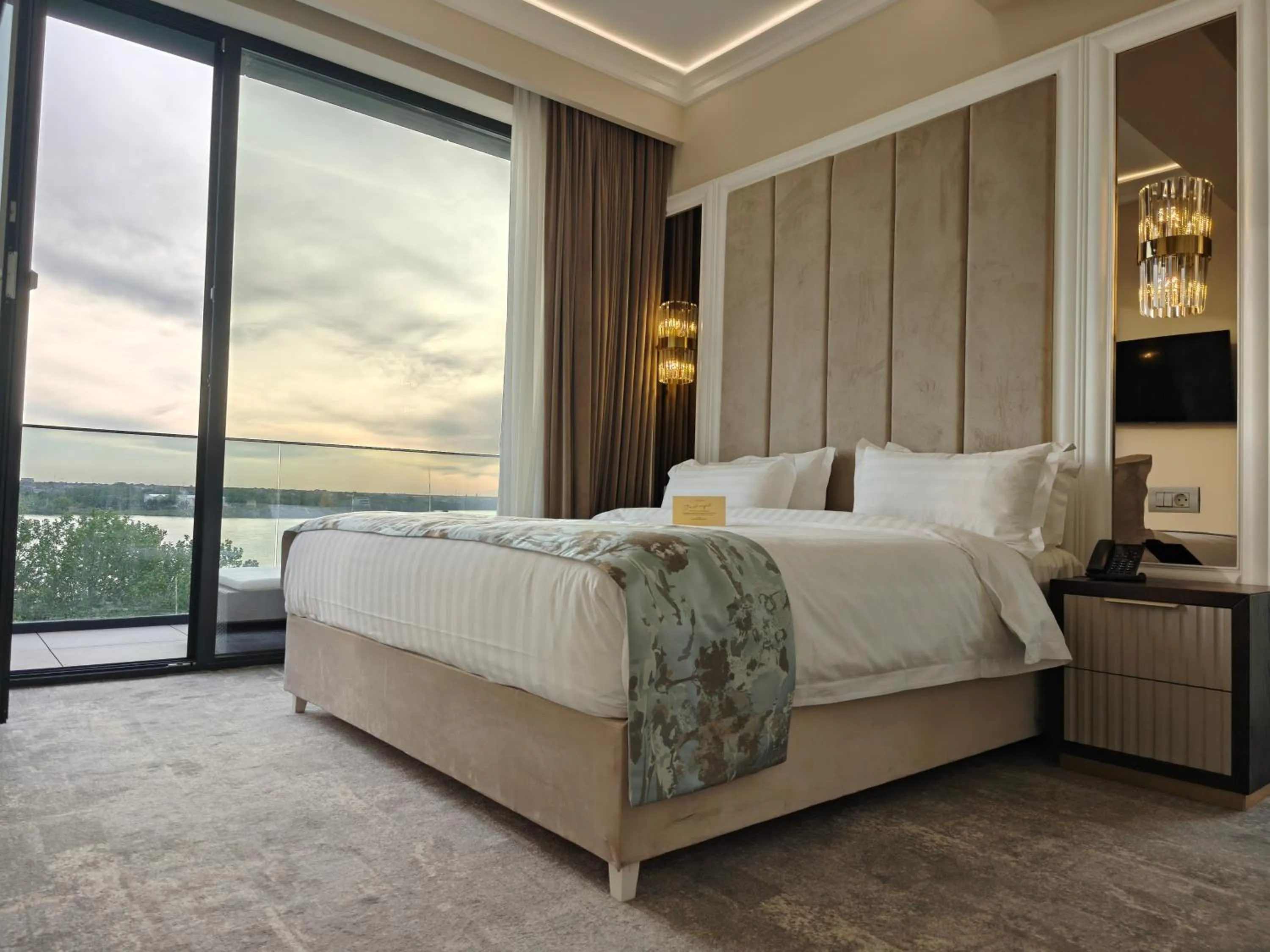 Bedroom, Bed in Panoramic Mamaia Hotel