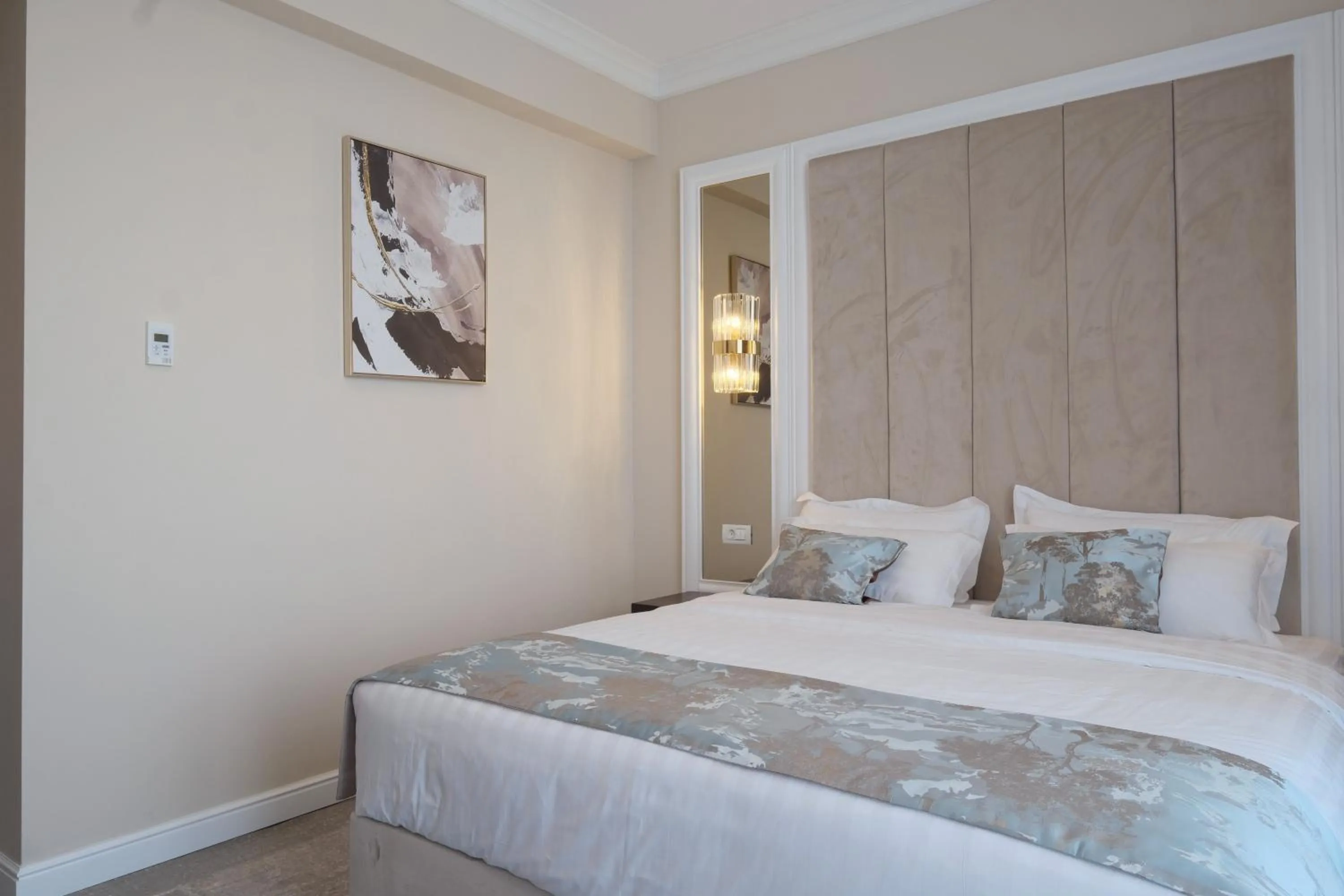Bed in Panoramic Mamaia Hotel