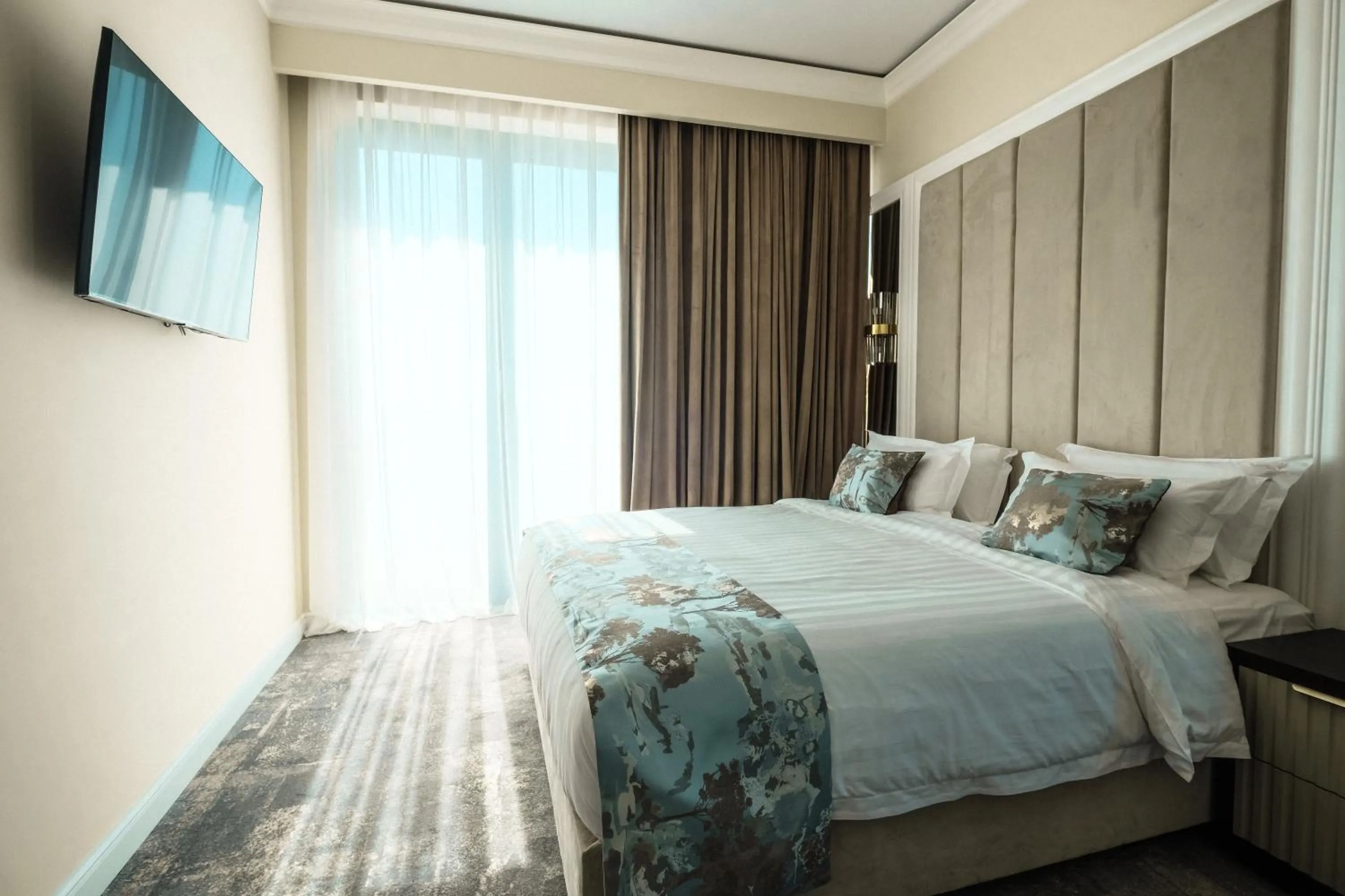 Photo of the whole room, Bed in Panoramic Mamaia Hotel