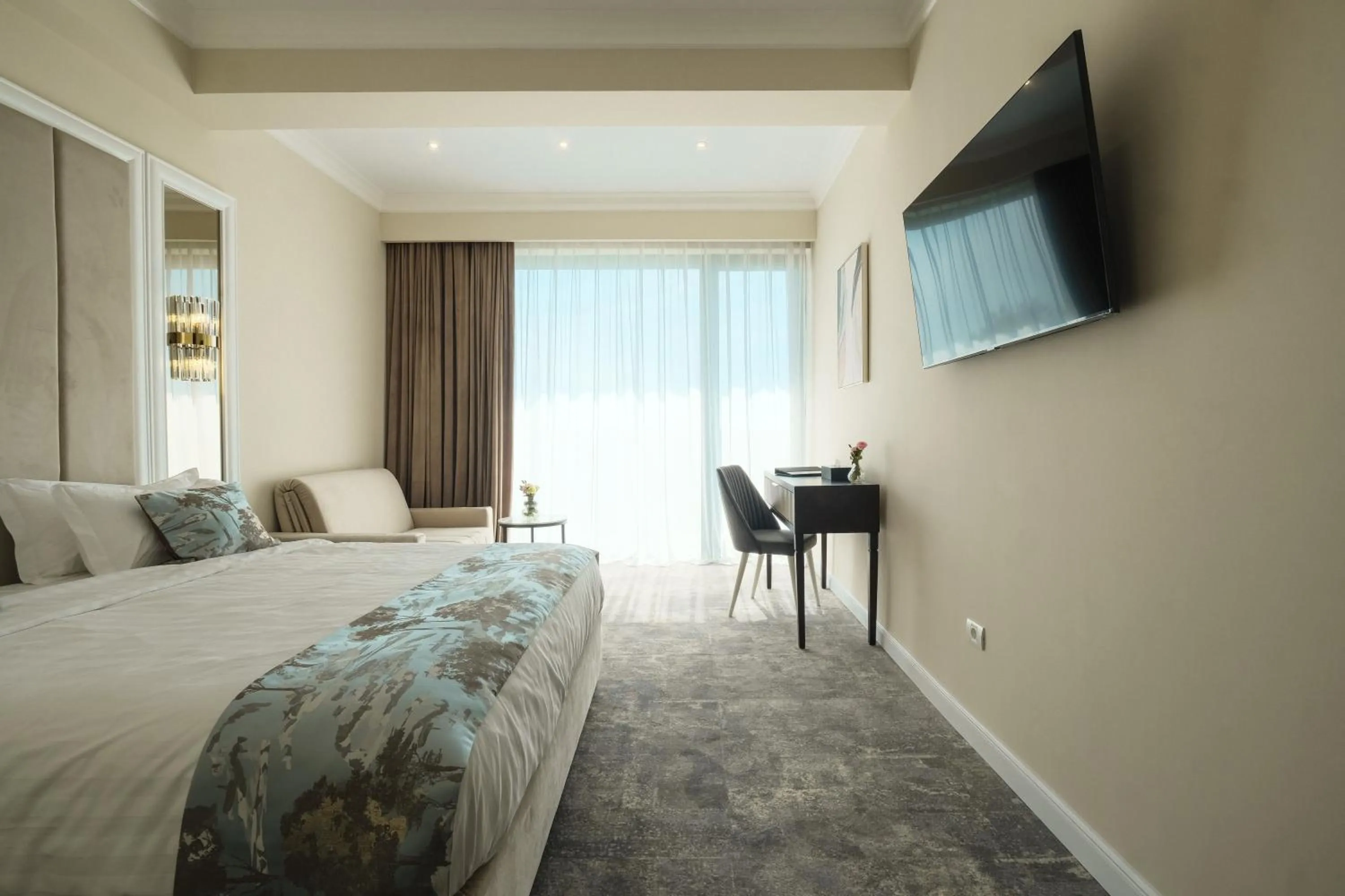 Photo of the whole room, Bed in Panoramic Mamaia Hotel