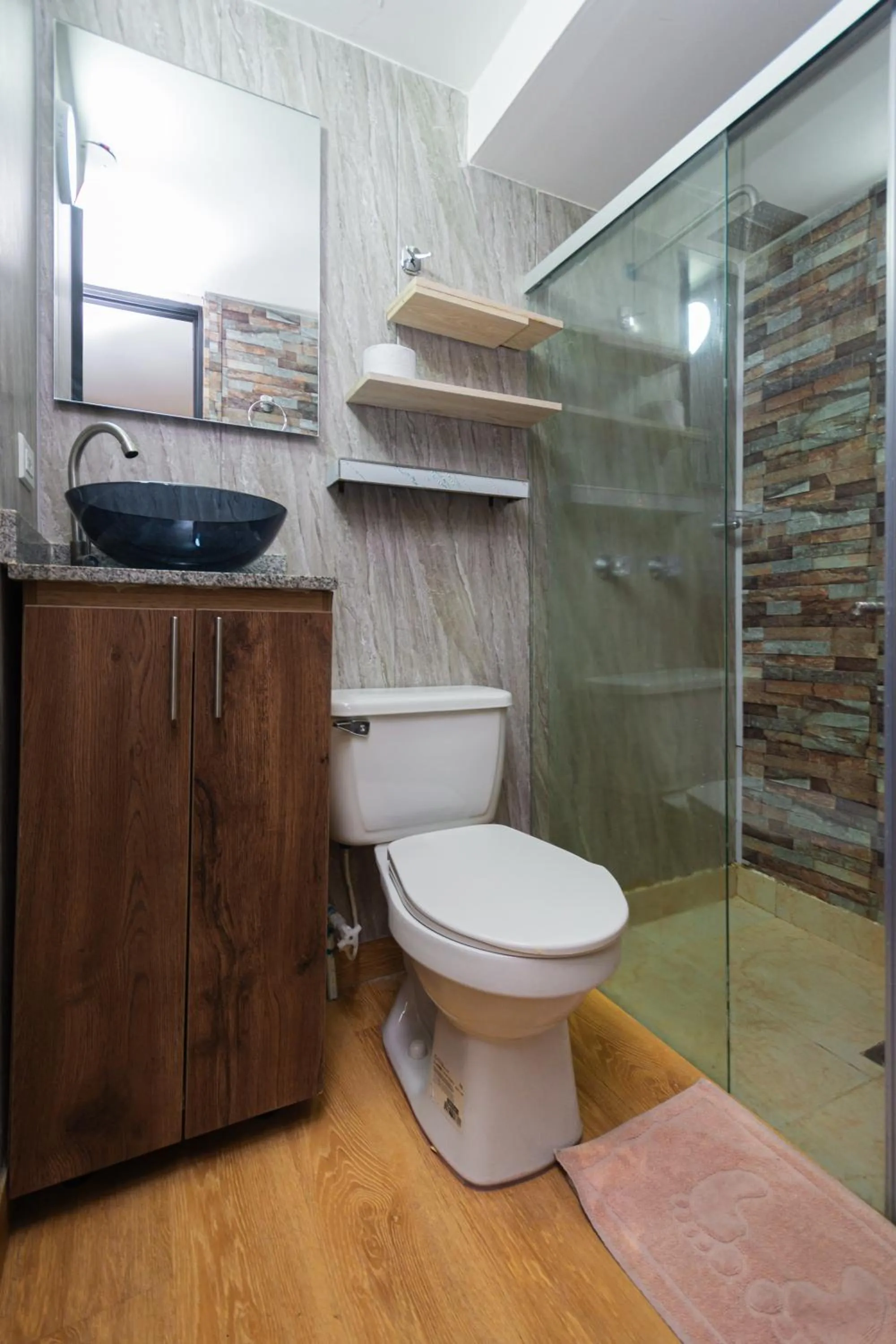 Shower in Hotel Lares 70 Laureles