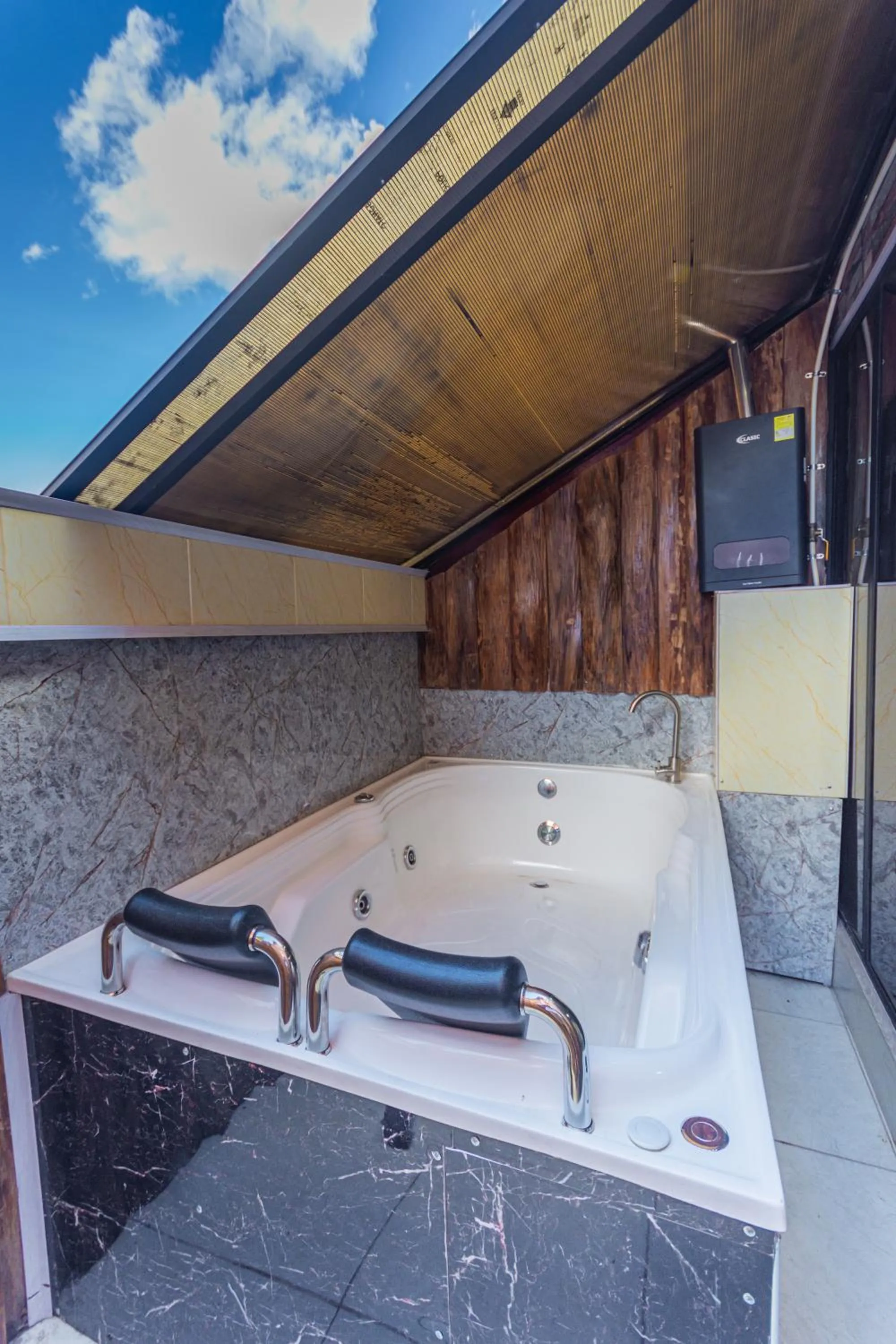 Hot Tub in Hotel Lares 70 Laureles