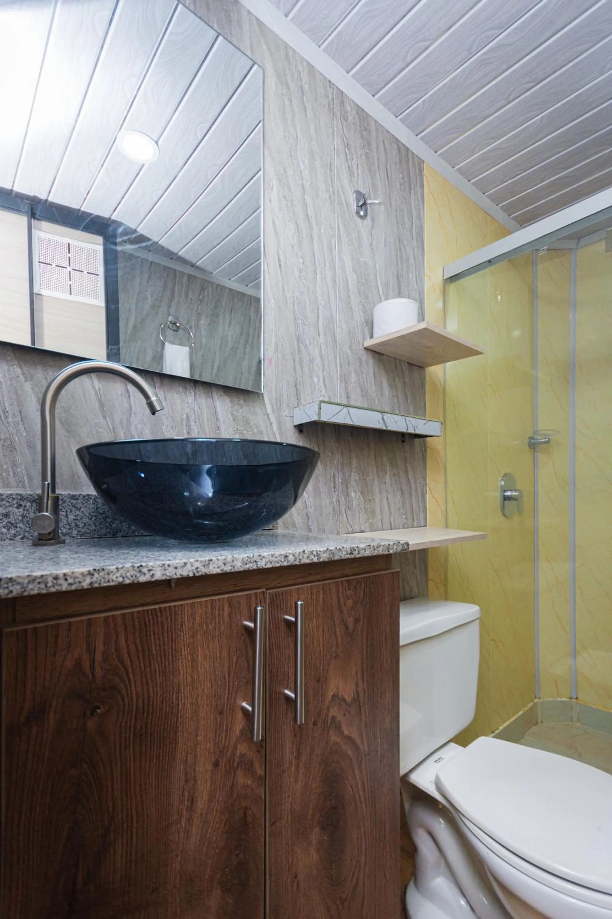 Shower in Hotel Lares 70 Laureles