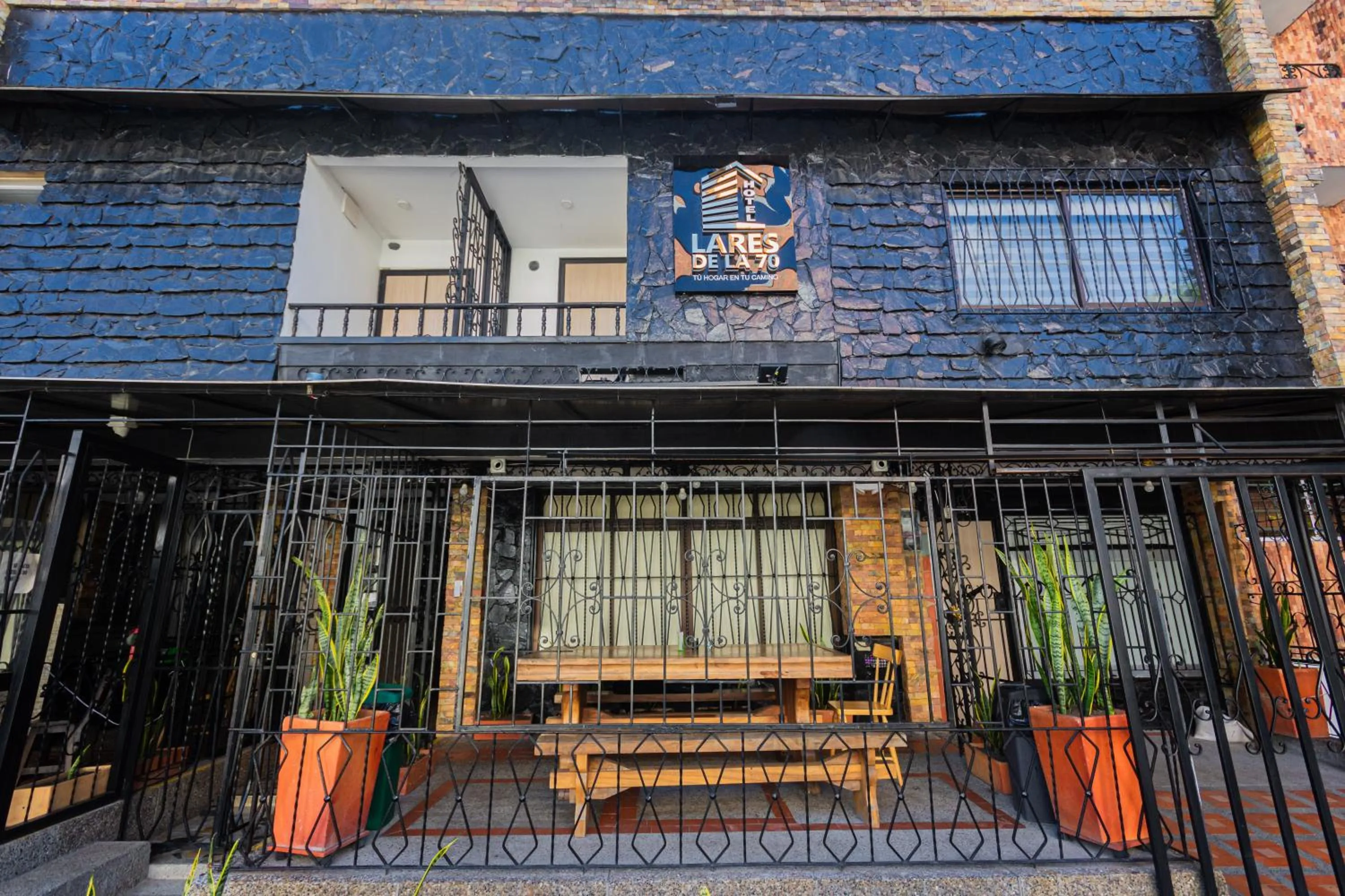 Property building in Hotel Lares 70 Laureles