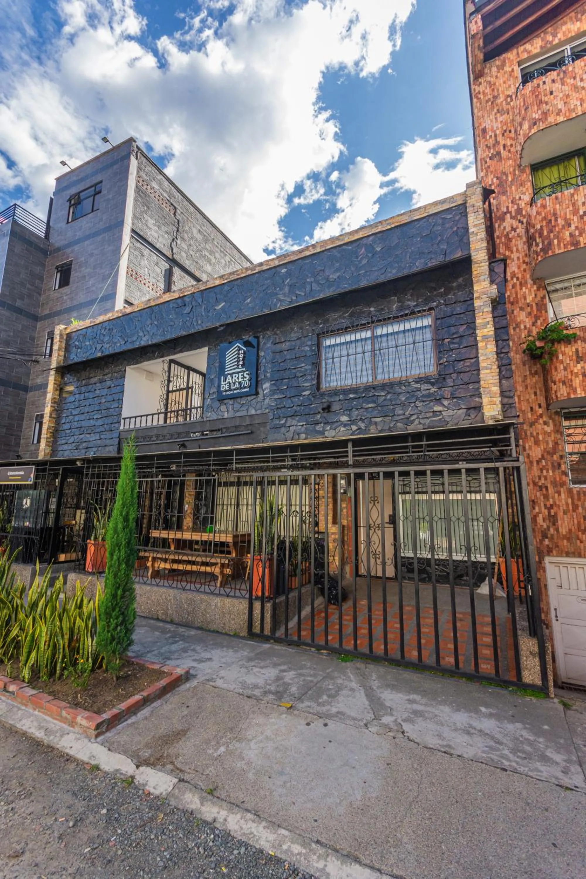 Property building in Hotel Lares 70 Laureles