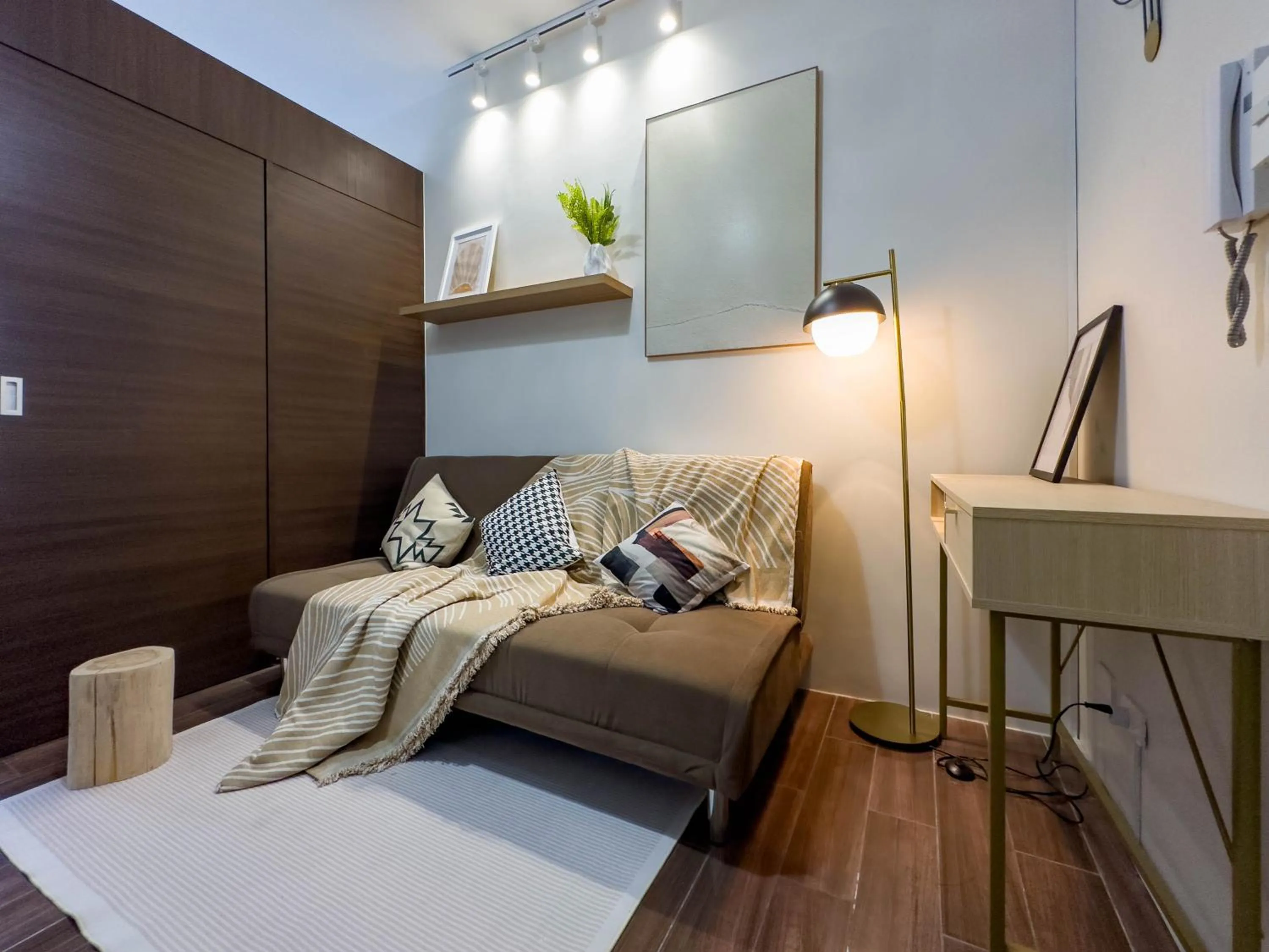 Living room, Bed in GemstoneBR in SMDC Air Residences