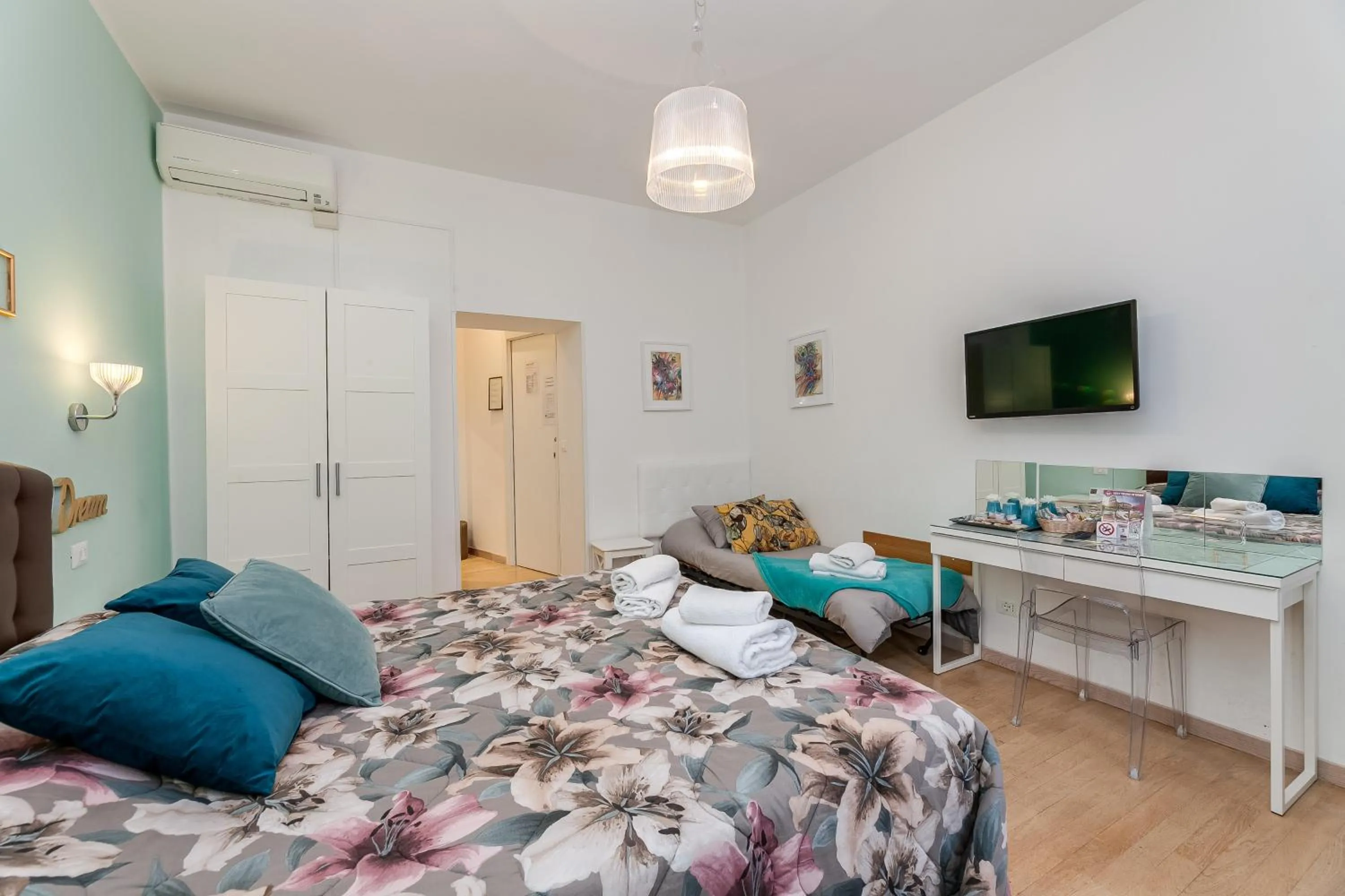 Photo of the whole room, Bed in St. Peter's Relax