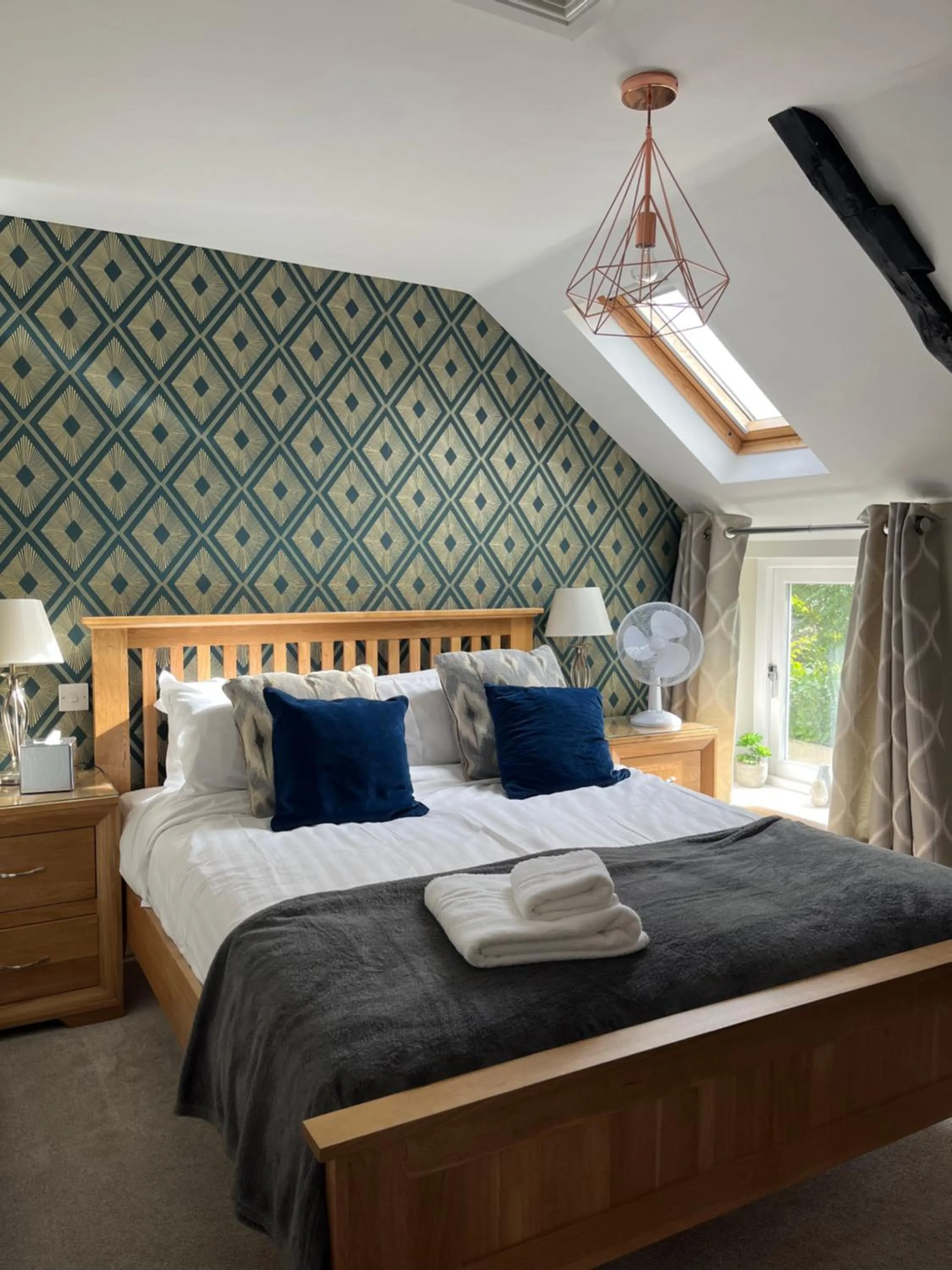 Bedroom, Bed in The Black Swan Inn