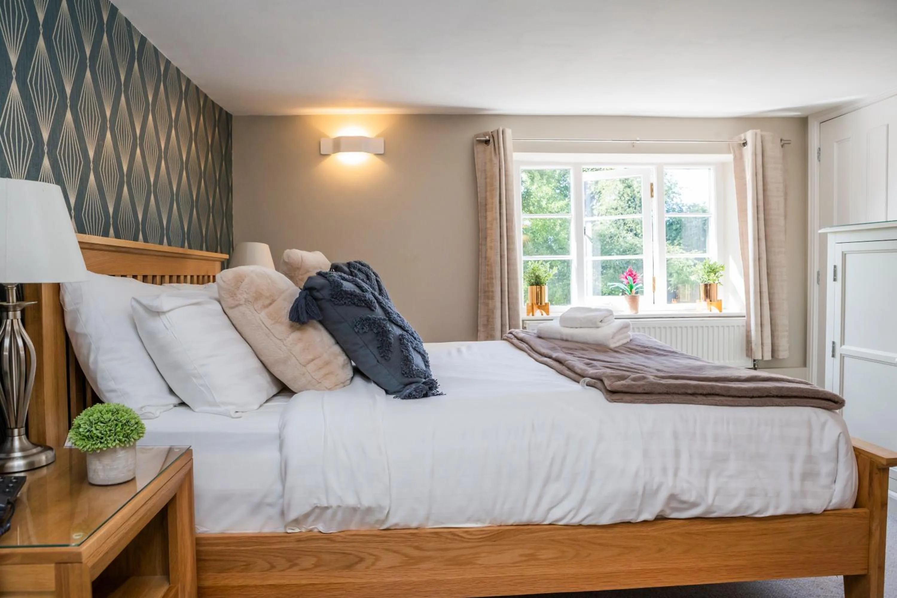 Bedroom, Bed in The Black Swan Inn