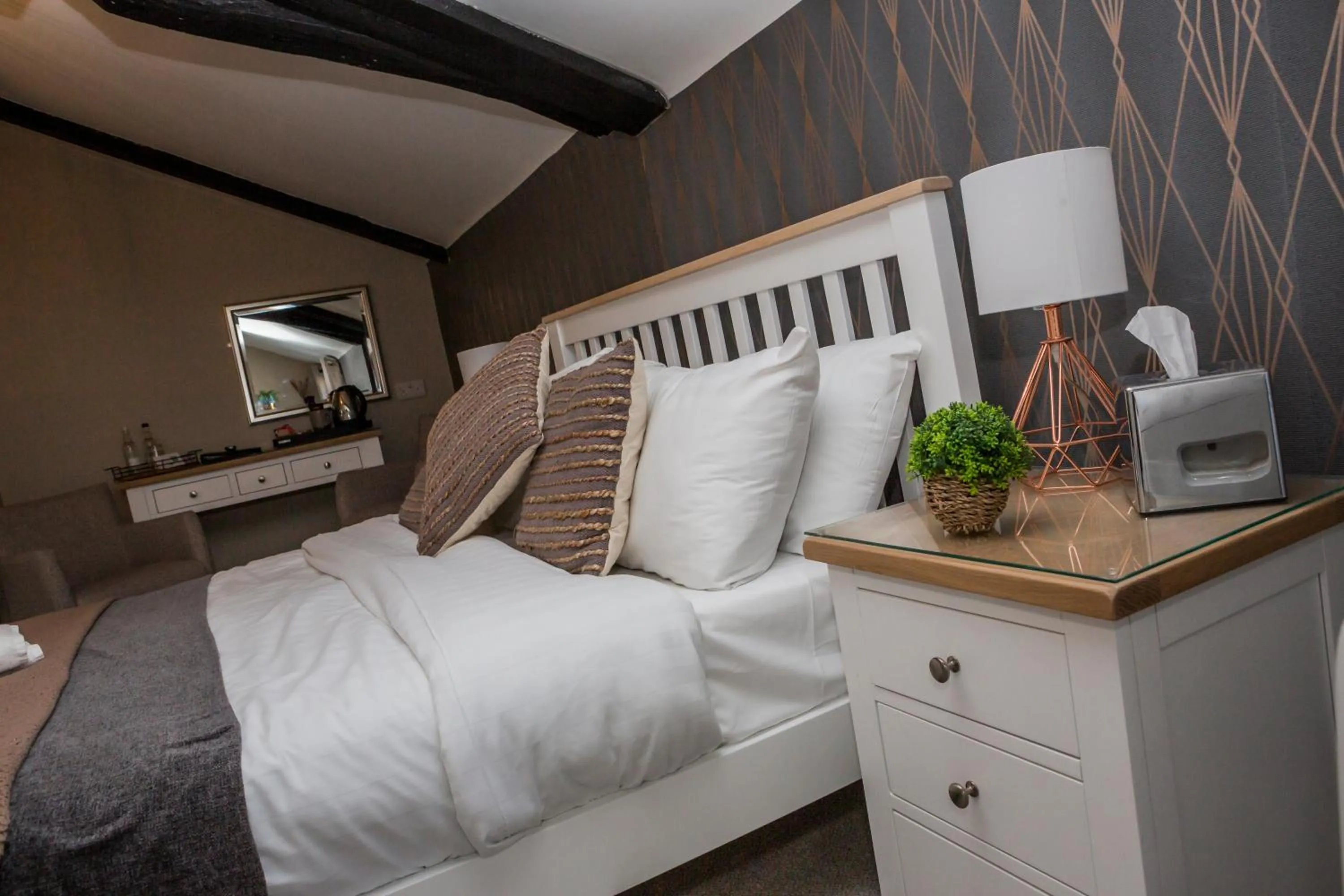 Bedroom, Bed in The Black Swan Inn