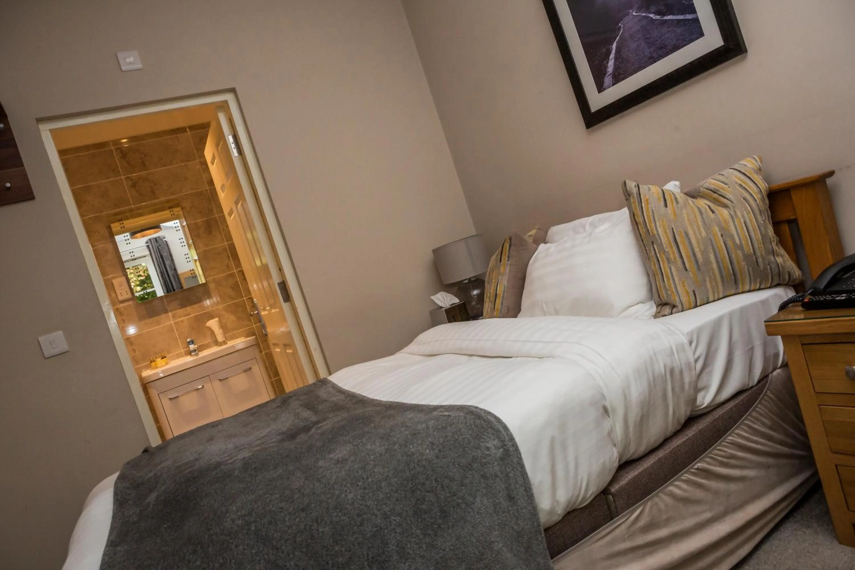 Bedroom, Bed in The Black Swan Inn