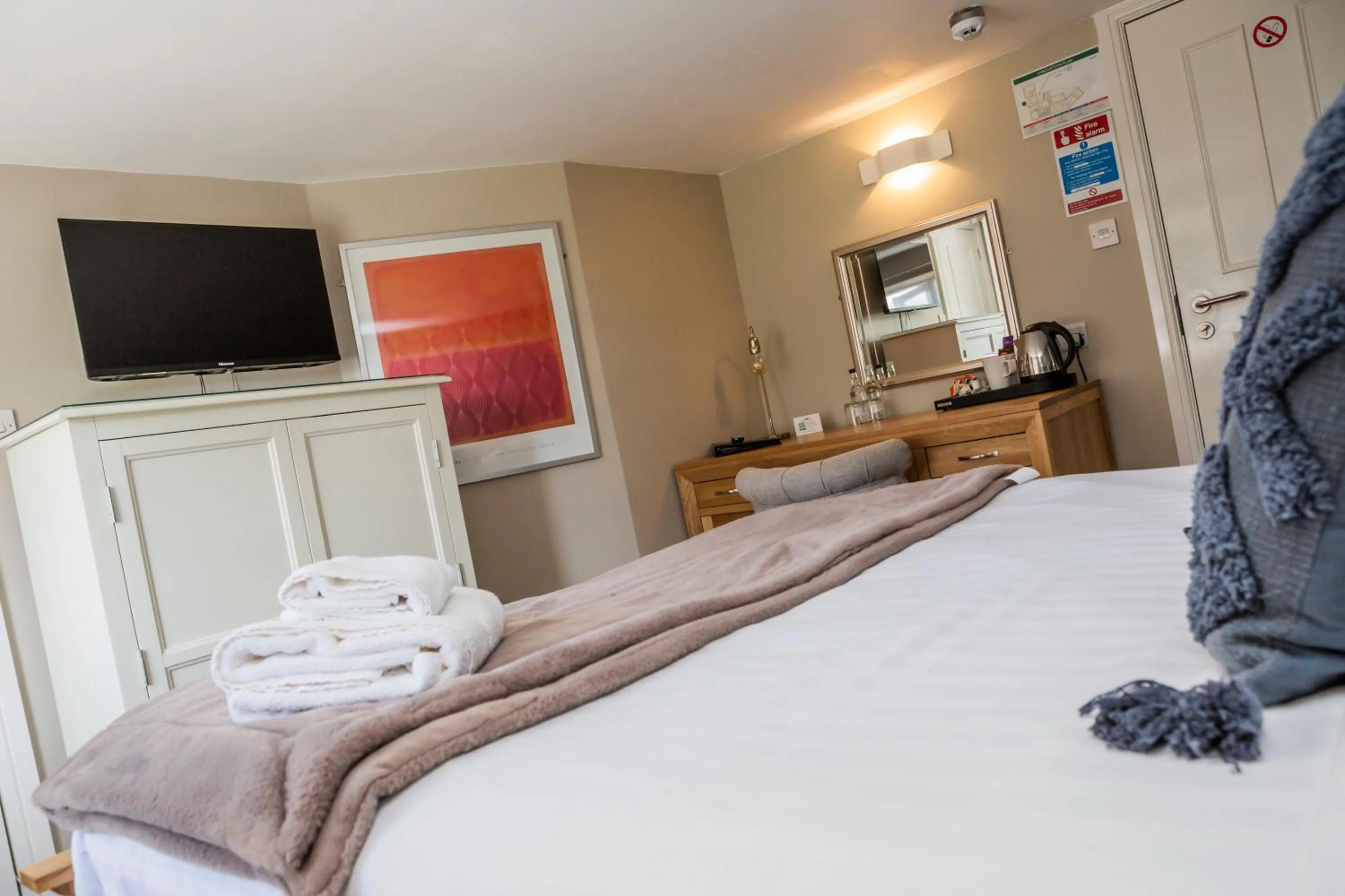 Bedroom, Bed in The Black Swan Inn