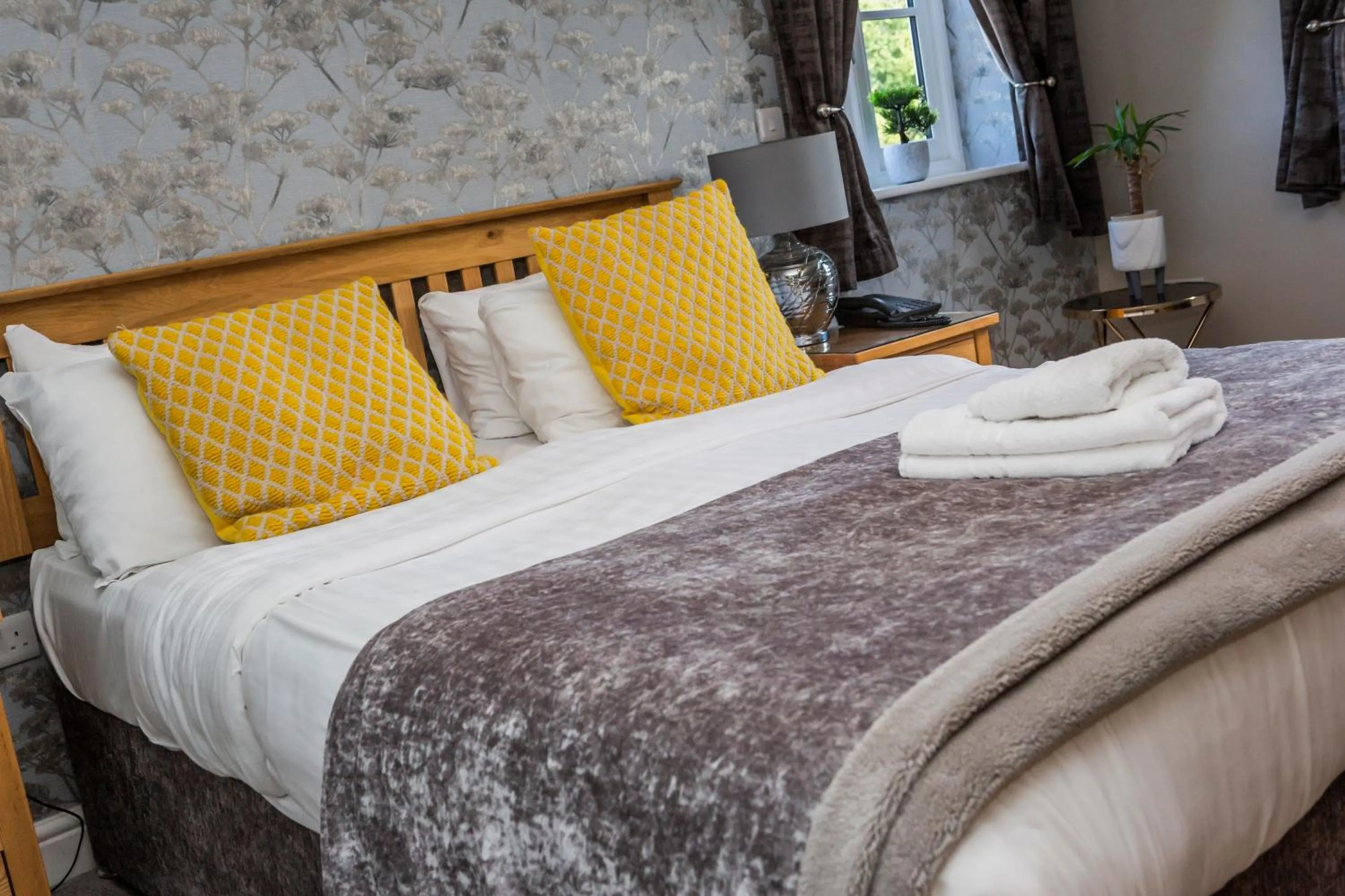 Bedroom, Bed in The Black Swan Inn