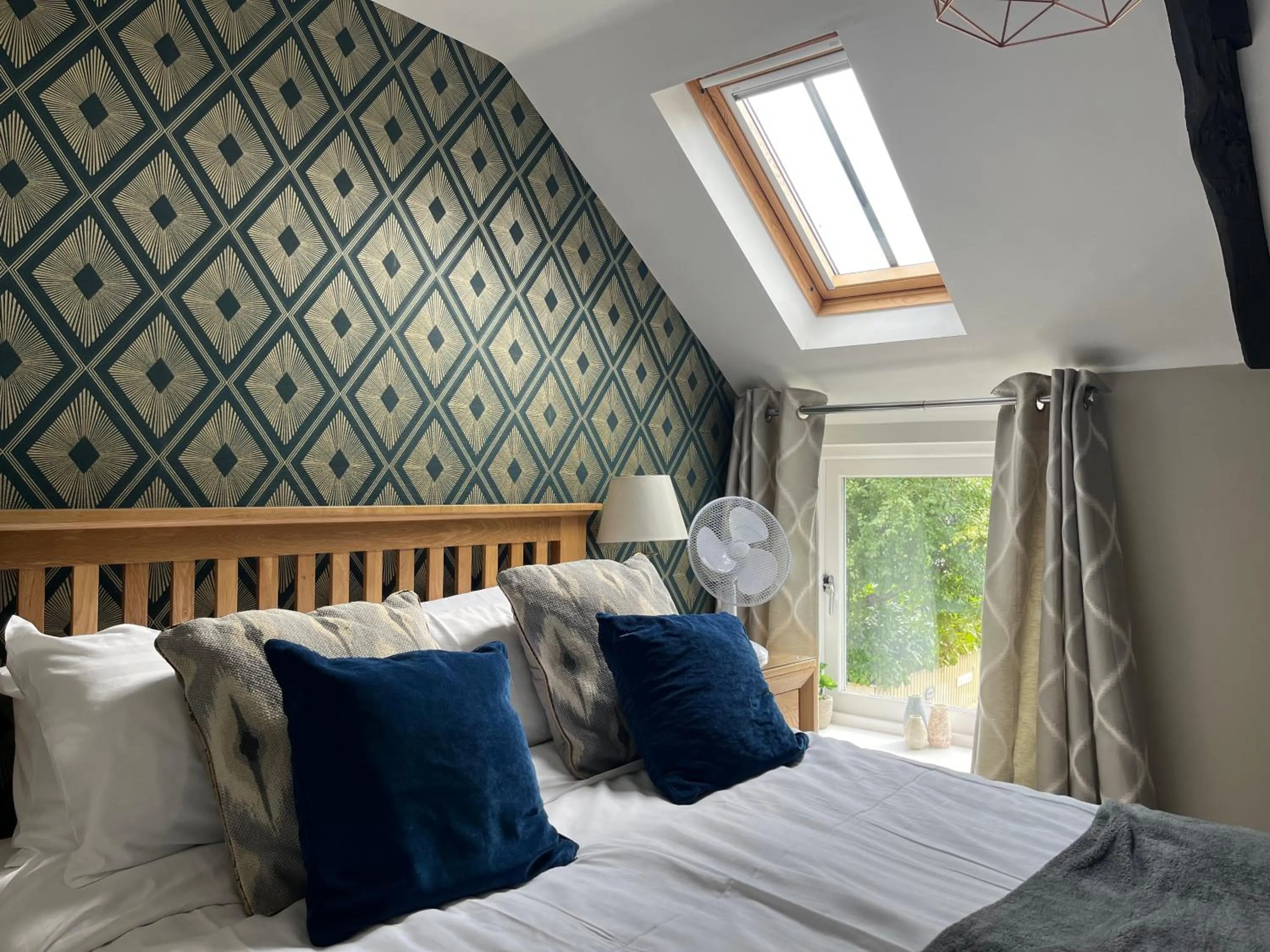 Bedroom, Bed in The Black Swan Inn