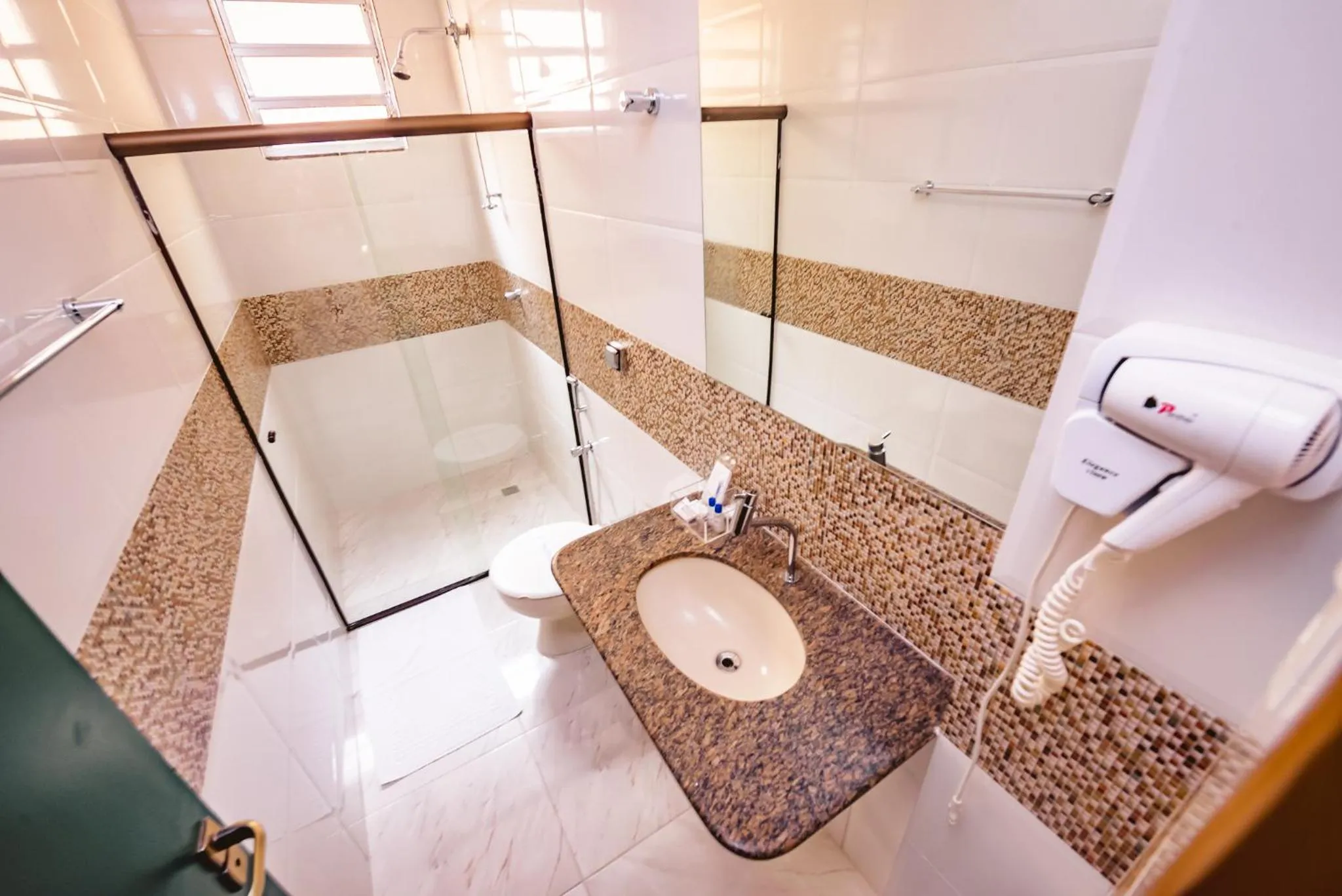 Shower in Cafezal Palace Hotel