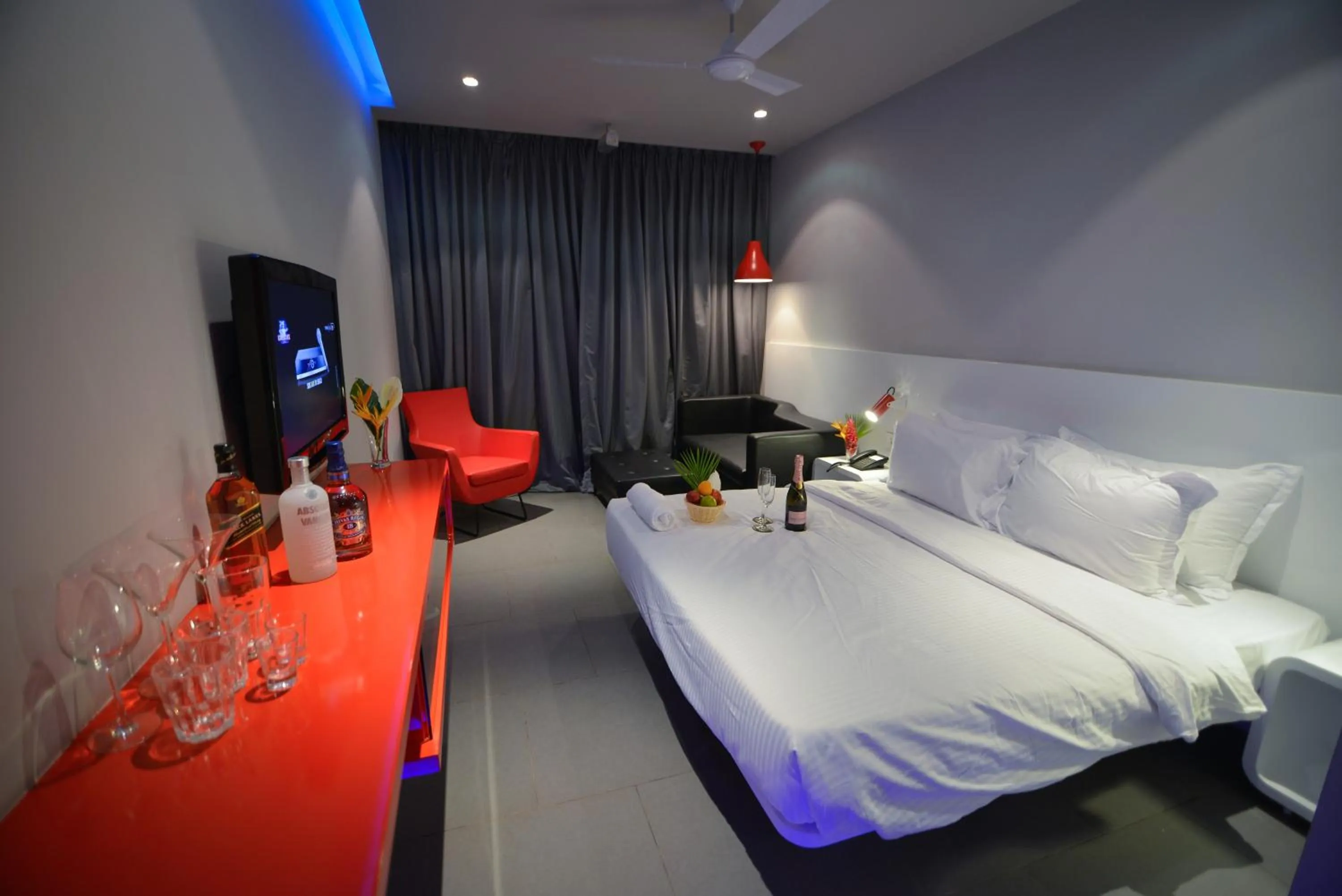 Photo of the whole room, Bed in SinQ Party Hotel - No Male Stags Allowed