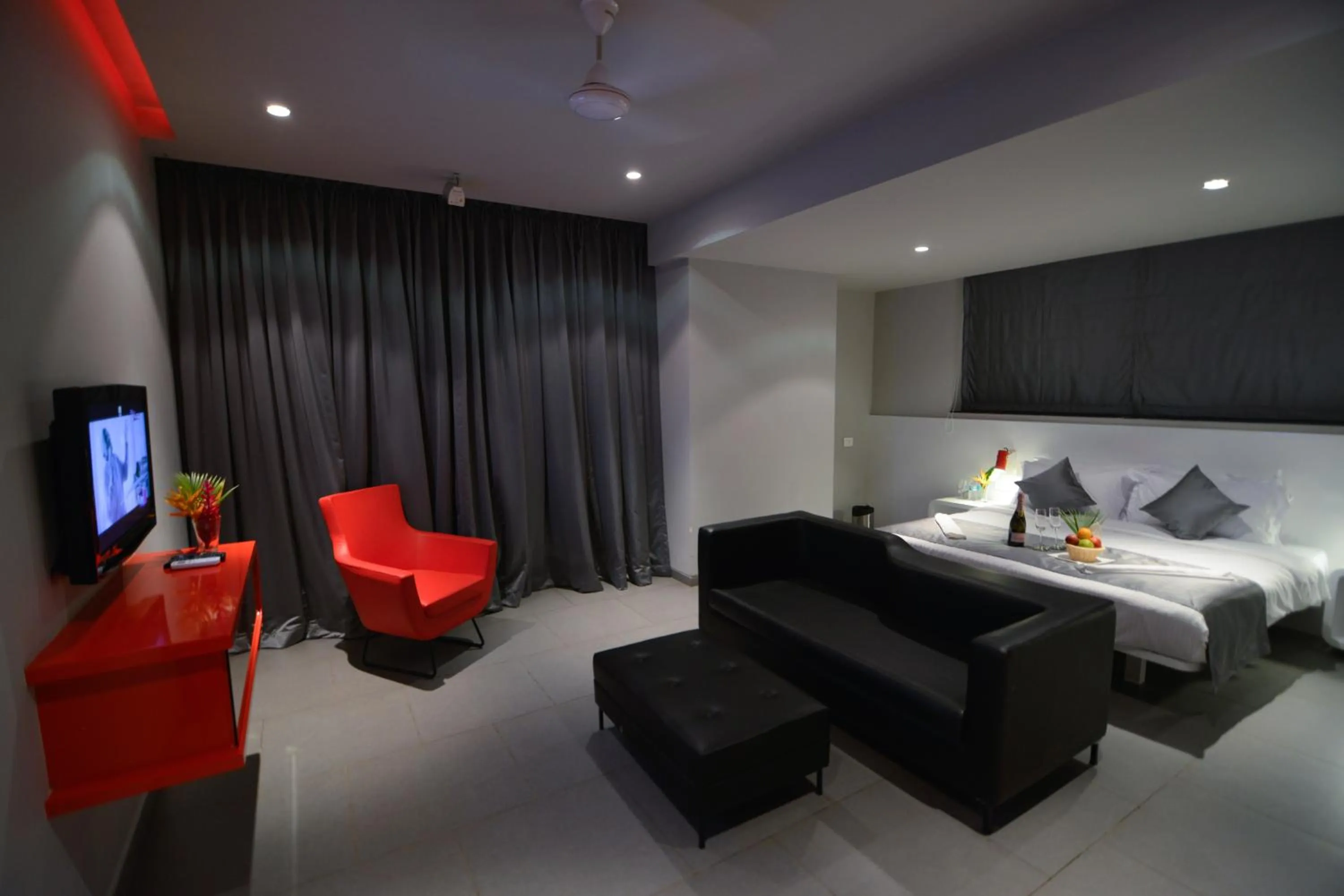 Photo of the whole room, Bed in SinQ Party Hotel - No Male Stags Allowed