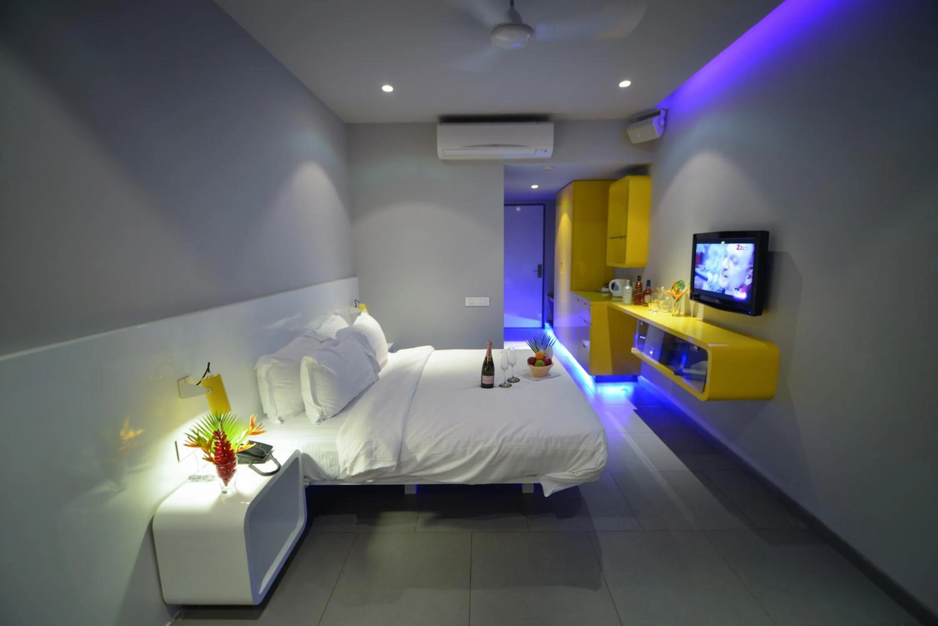 Photo of the whole room, Bed in SinQ Party Hotel - No Male Stags Allowed