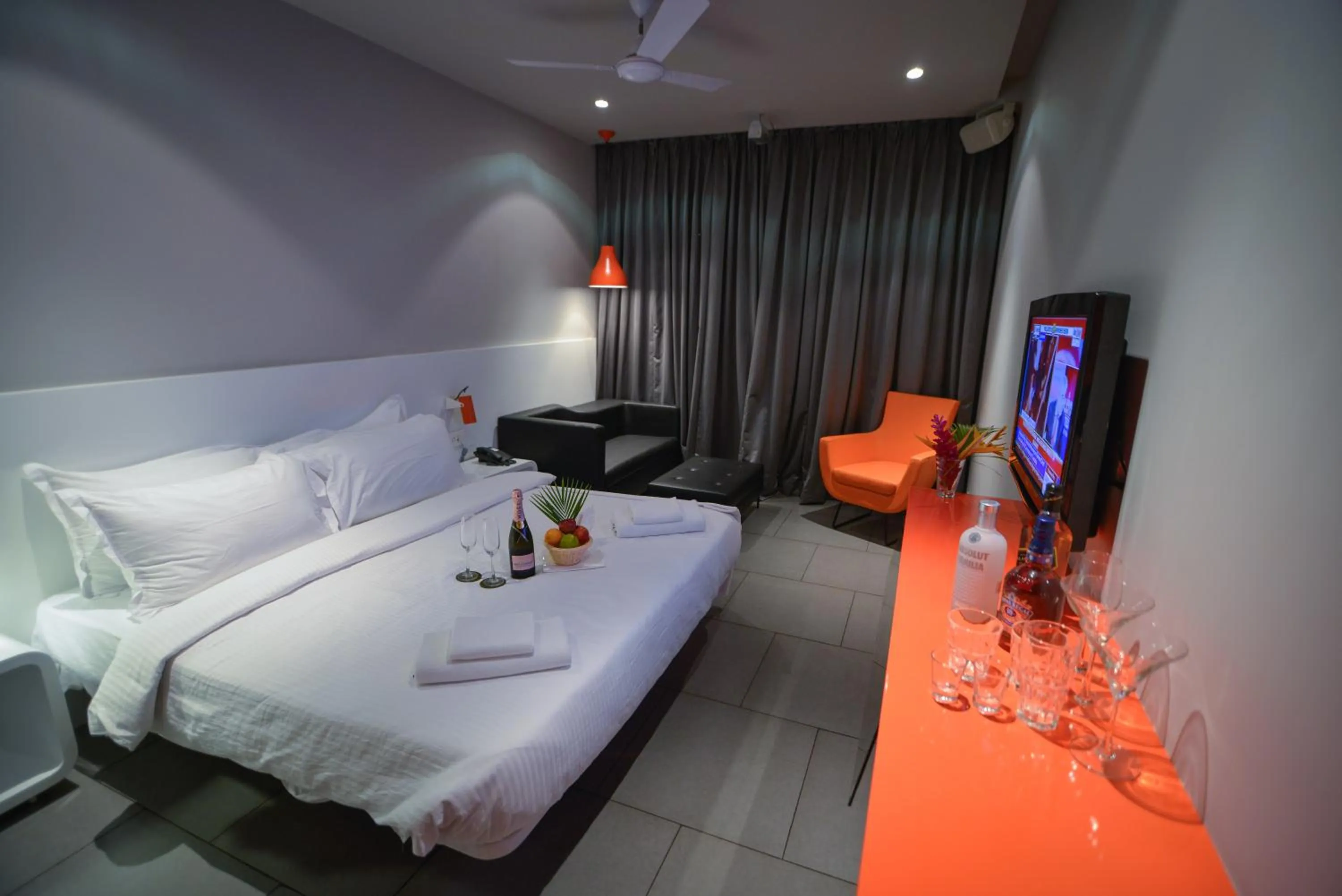 Photo of the whole room, Bed in SinQ Party Hotel - No Male Stags Allowed