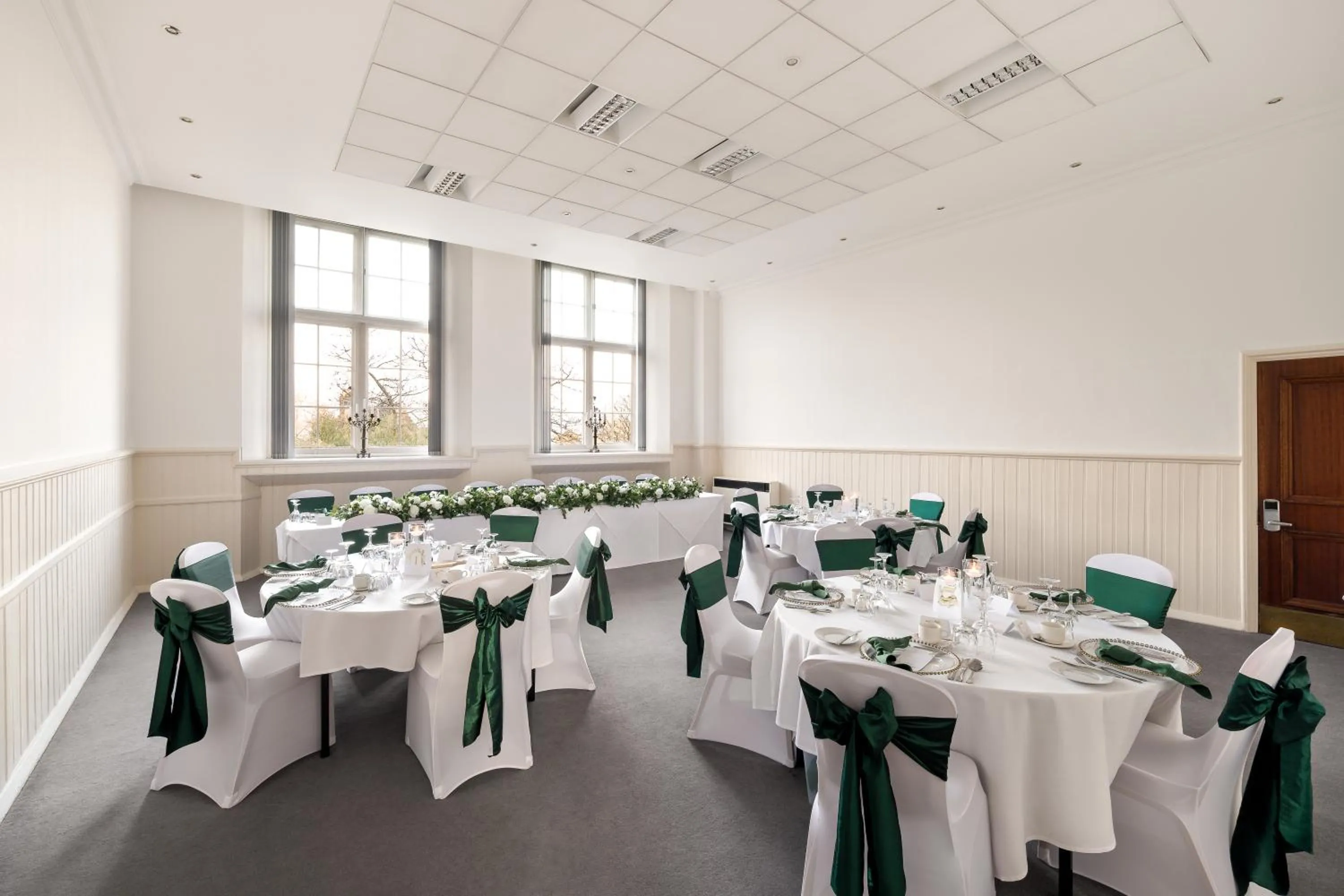 wedding in Stirling Highland Hotel- Part of the Cairn Collection