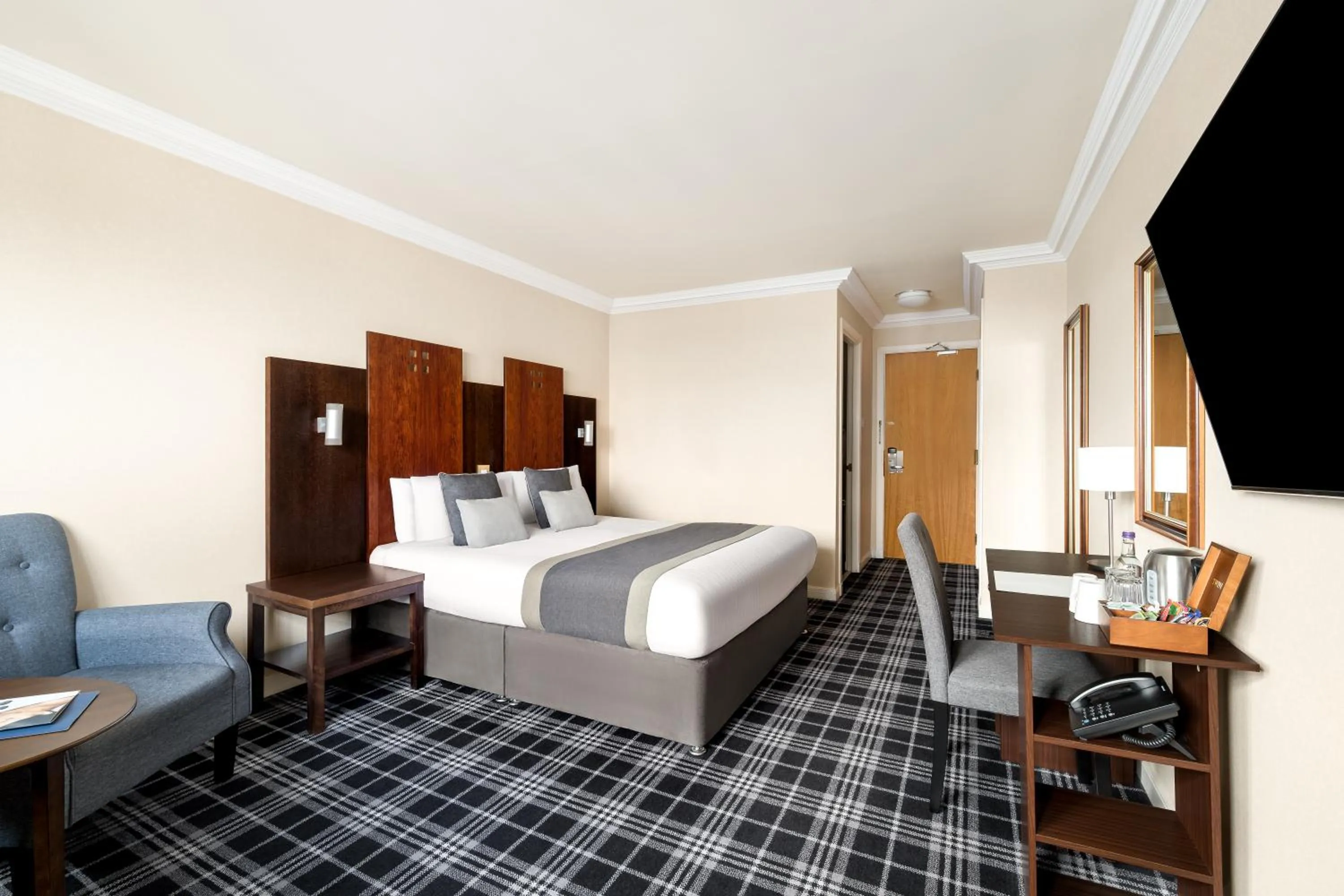 Photo of the whole room, Bed in Stirling Highland Hotel- Part of the Cairn Collection