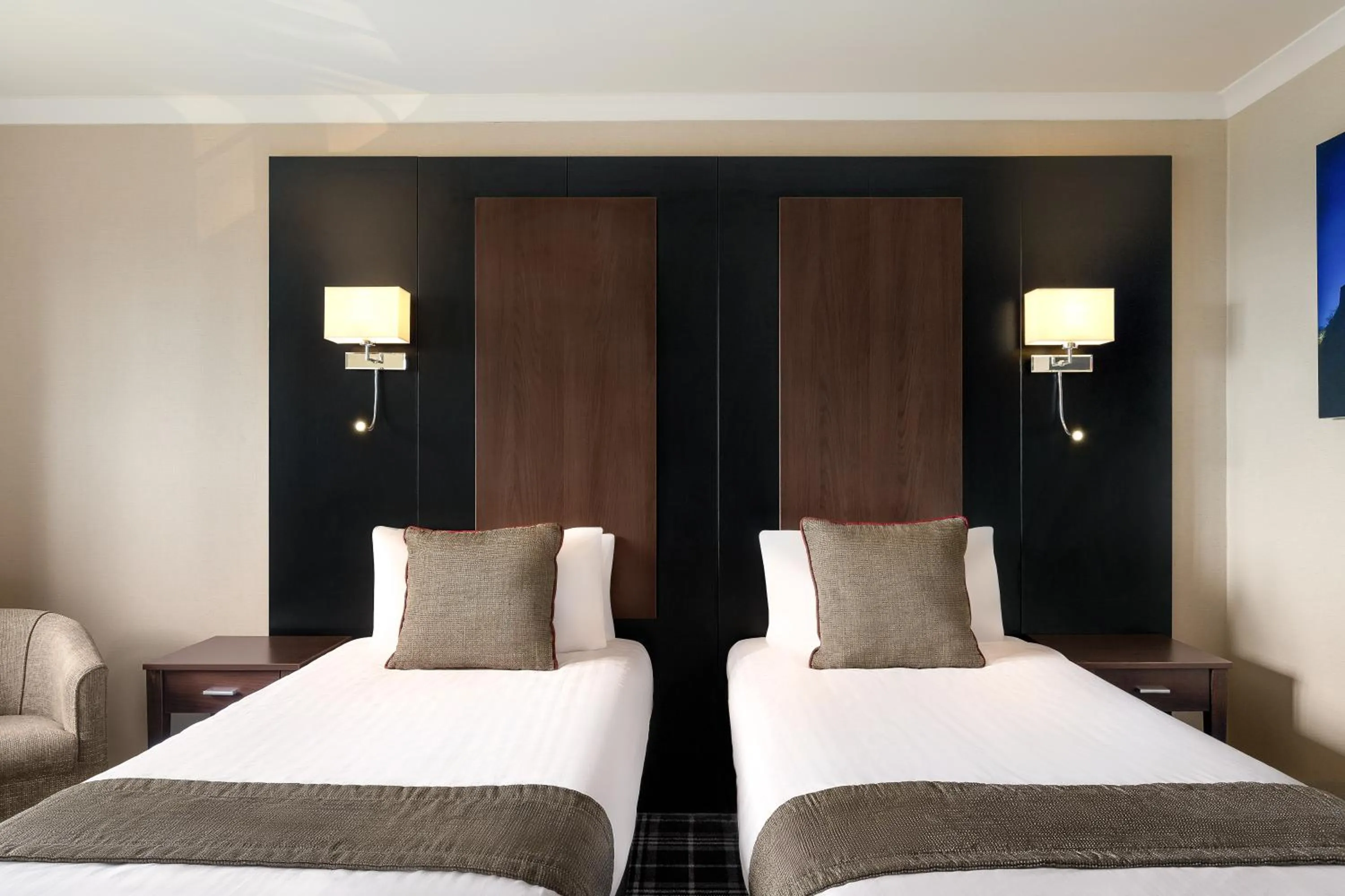 Bedroom, Bed in Stirling Highland Hotel- Part of the Cairn Collection