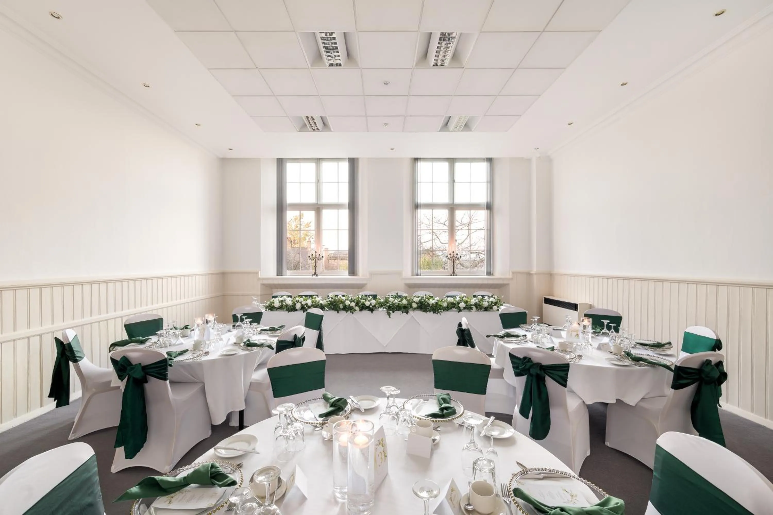 wedding in Stirling Highland Hotel- Part of the Cairn Collection