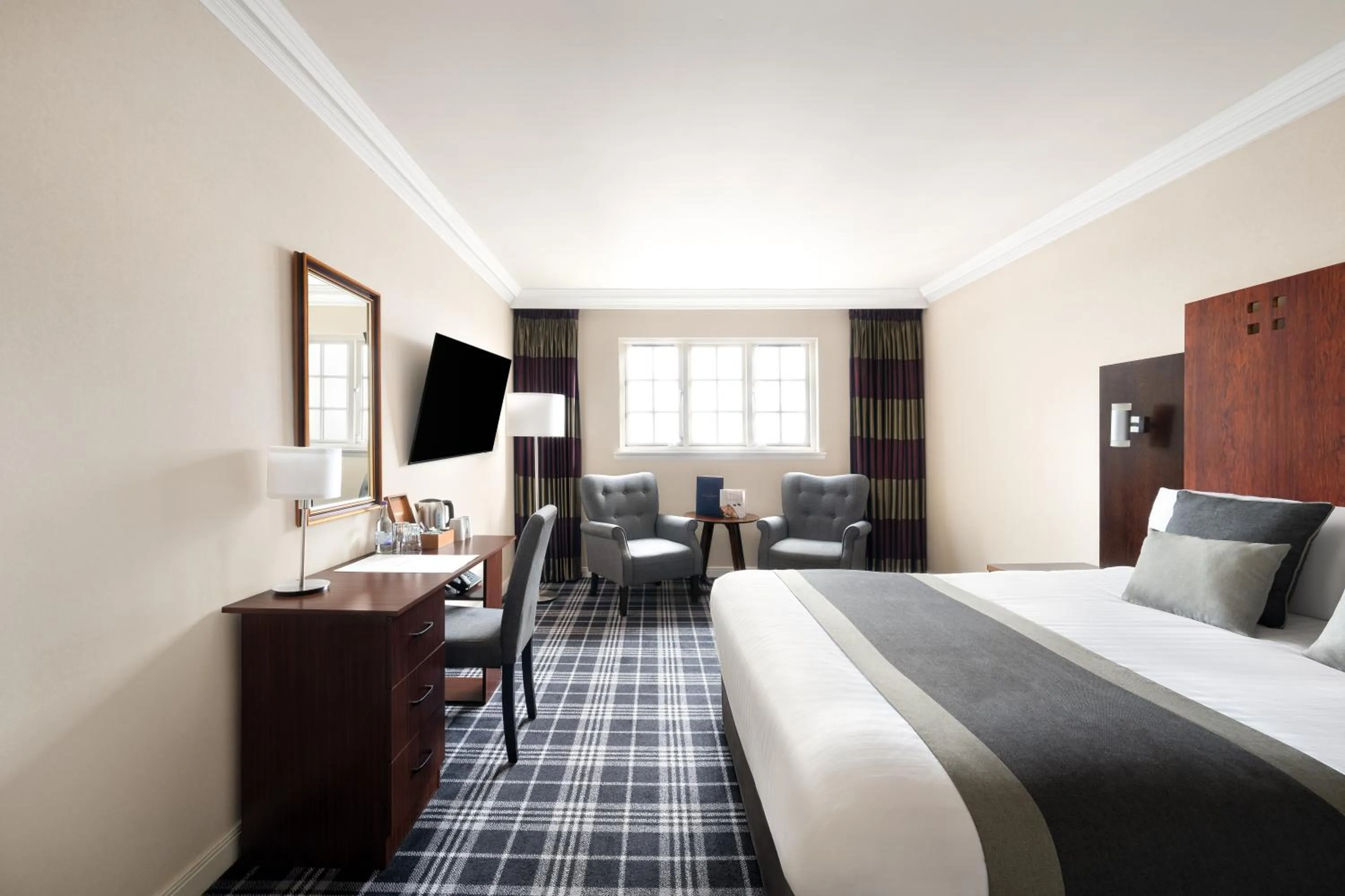 Bedroom, Bed in Stirling Highland Hotel- Part of the Cairn Collection